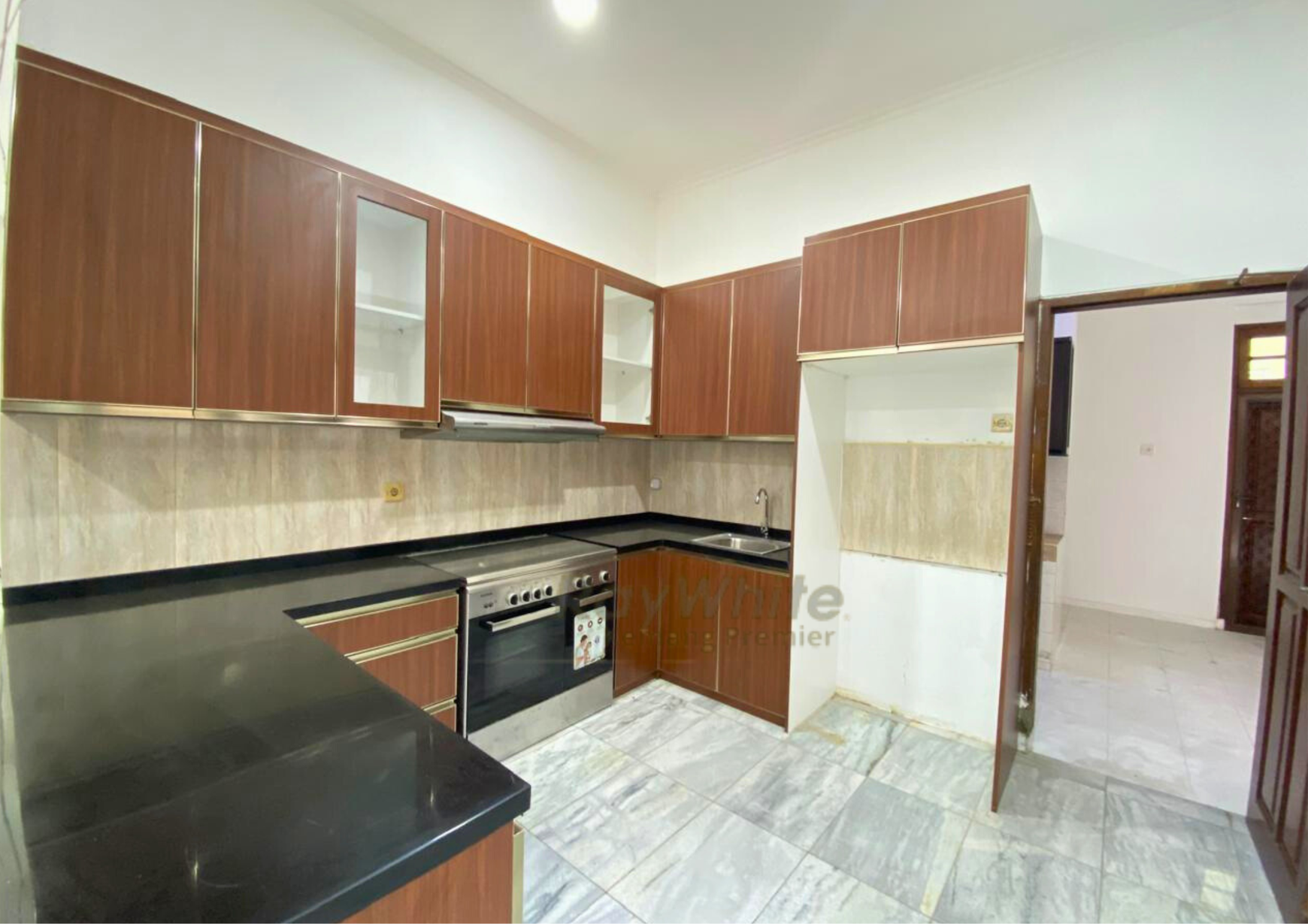 Rumah Luas 319 m2 di Cawang, Siap Huni, Lokasi Strategis Dekat Tol, LRT dan Sekolah