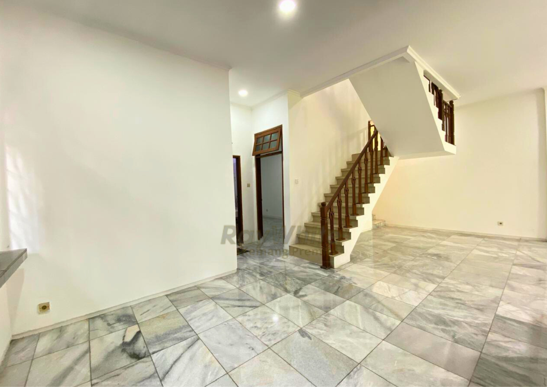 Rumah Luas 319 m2 di Cawang, Siap Huni, Lokasi Strategis Dekat Tol, LRT dan Sekolah