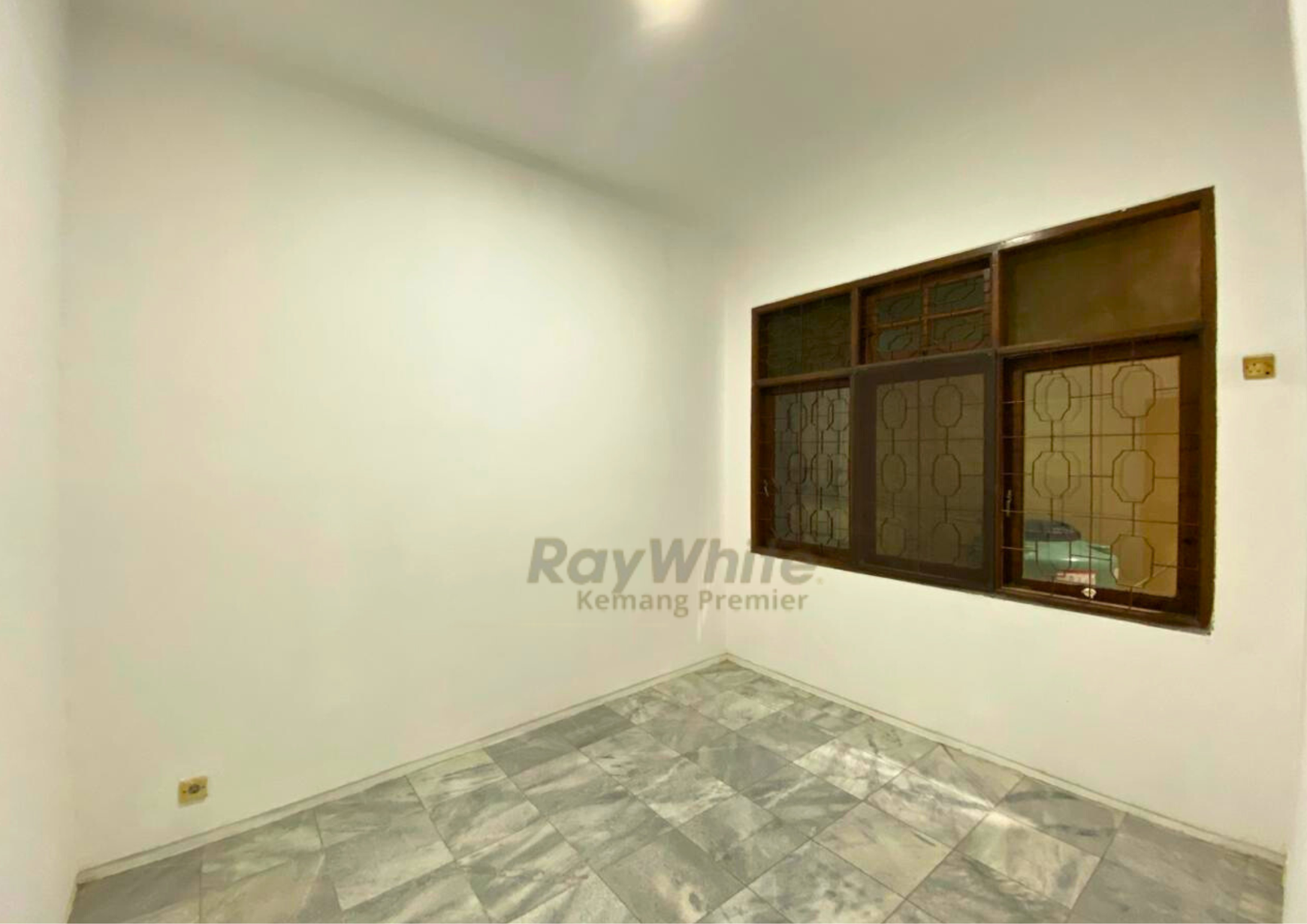 Rumah Luas 319 m2 di Cawang, Siap Huni, Lokasi Strategis Dekat Tol, LRT dan Sekolah