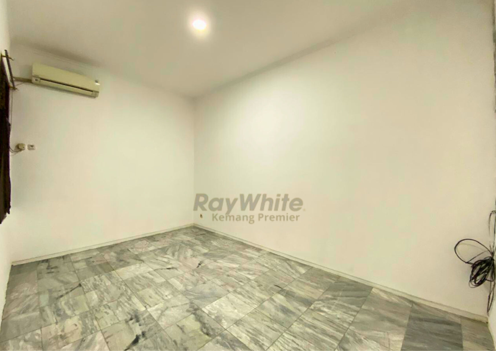 Rumah Luas 319 m2 di Cawang, Siap Huni, Lokasi Strategis Dekat Tol, LRT dan Sekolah