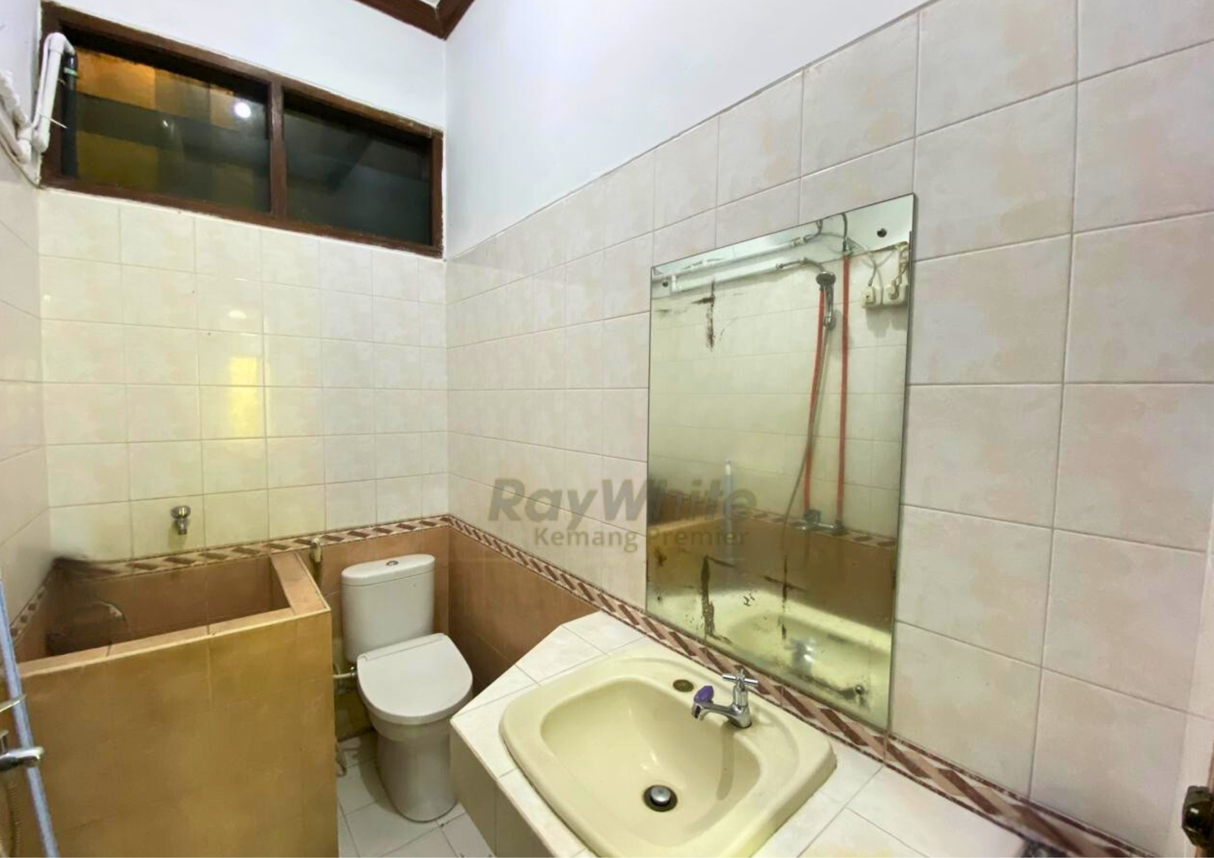 Rumah Luas 319 m2 di Cawang, Siap Huni, Lokasi Strategis Dekat Tol, LRT dan Sekolah