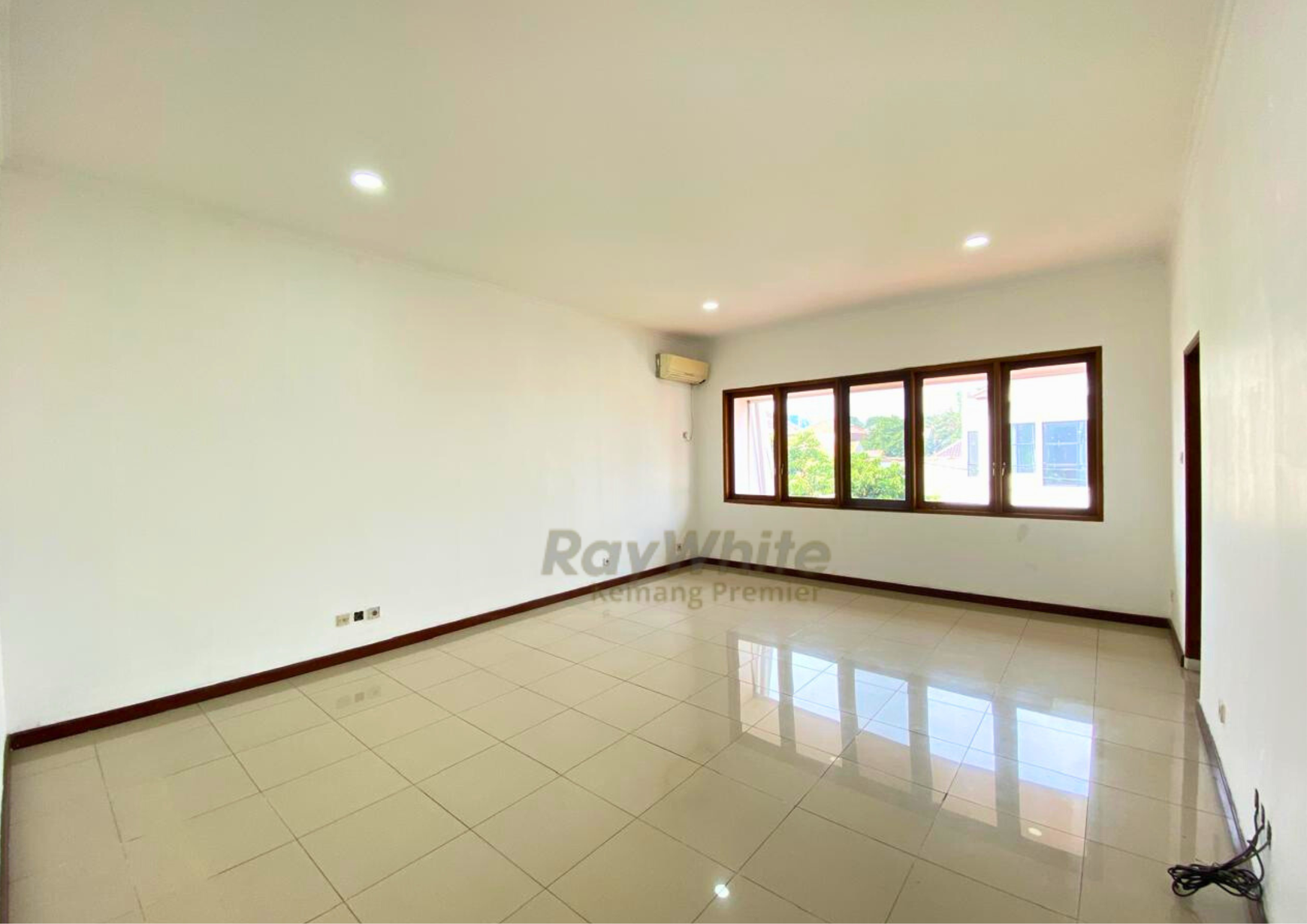 Rumah Luas 319 m2 di Cawang, Siap Huni, Lokasi Strategis Dekat Tol, LRT dan Sekolah