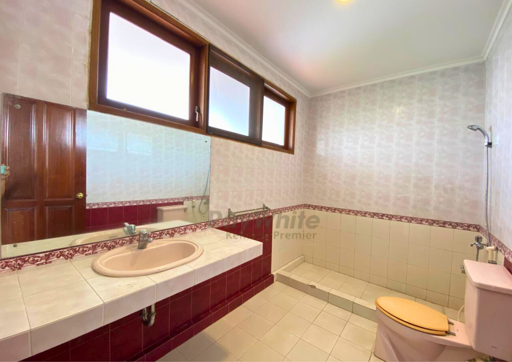 Rumah Luas 319 m2 di Cawang, Siap Huni, Lokasi Strategis Dekat Tol, LRT dan Sekolah