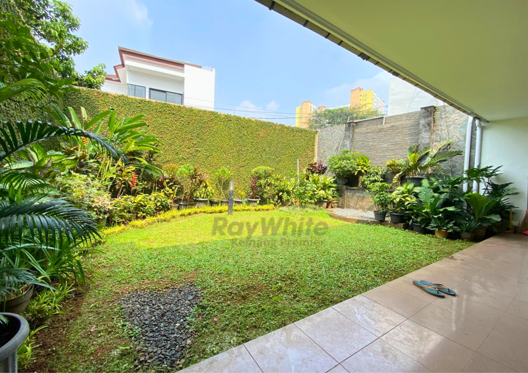 Rumah Luas 319 m2 di Cawang, Siap Huni, Lokasi Strategis Dekat Tol, LRT dan Sekolah