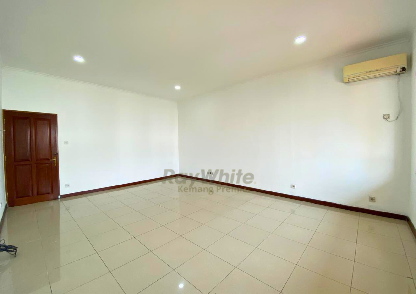 Rumah Luas 319 m2 di Cawang, Siap Huni, Lokasi Strategis Dekat Tol, LRT dan Sekolah