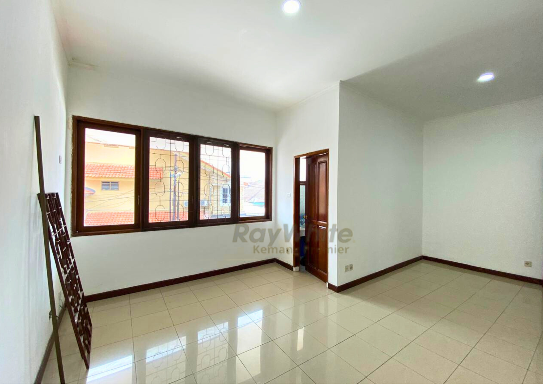 Rumah Luas 319 m2 di Cawang, Siap Huni, Lokasi Strategis Dekat Tol, LRT dan Sekolah