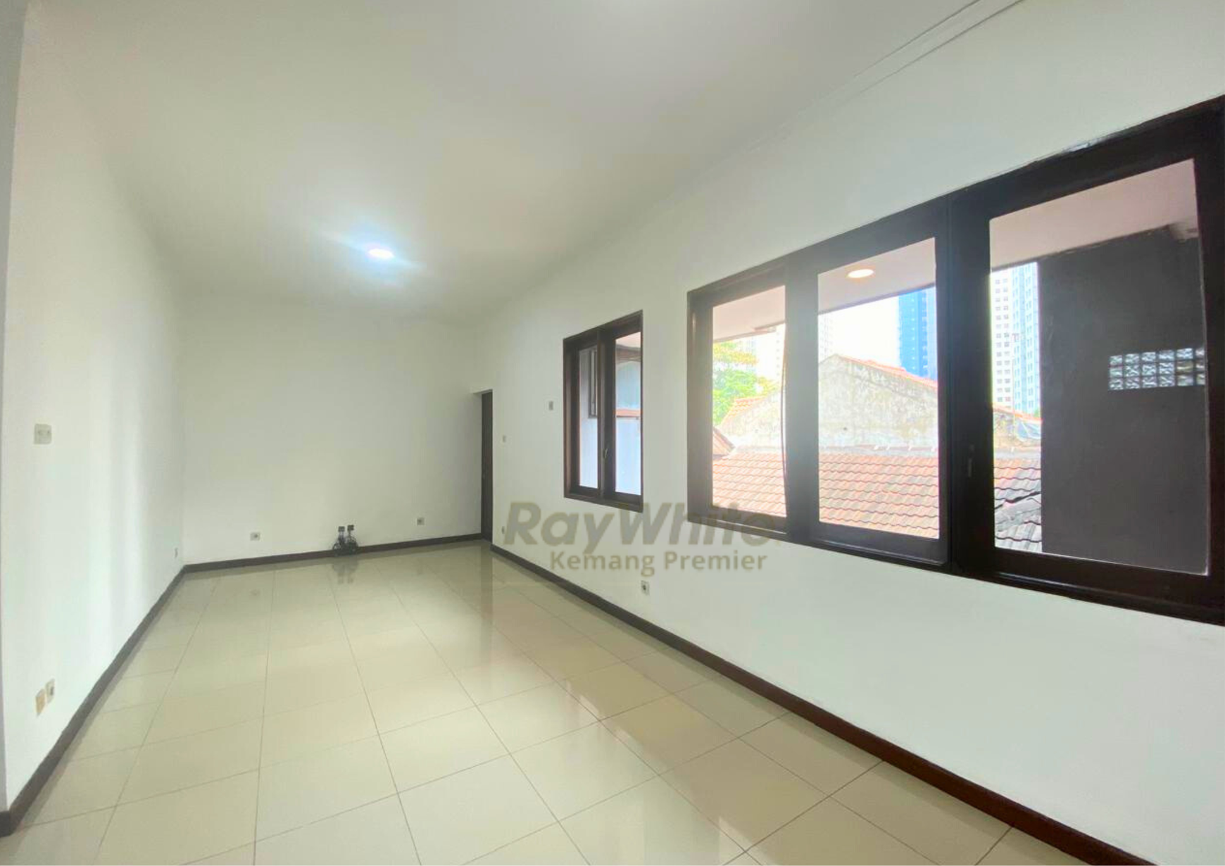 Rumah Luas 319 m2 di Cawang, Siap Huni, Lokasi Strategis Dekat Tol, LRT dan Sekolah