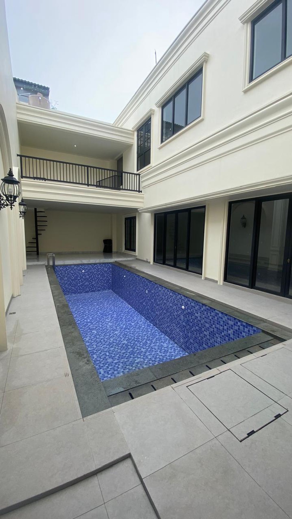 Rumah Mewah Baru di Kota wisata ada Kolam Renang