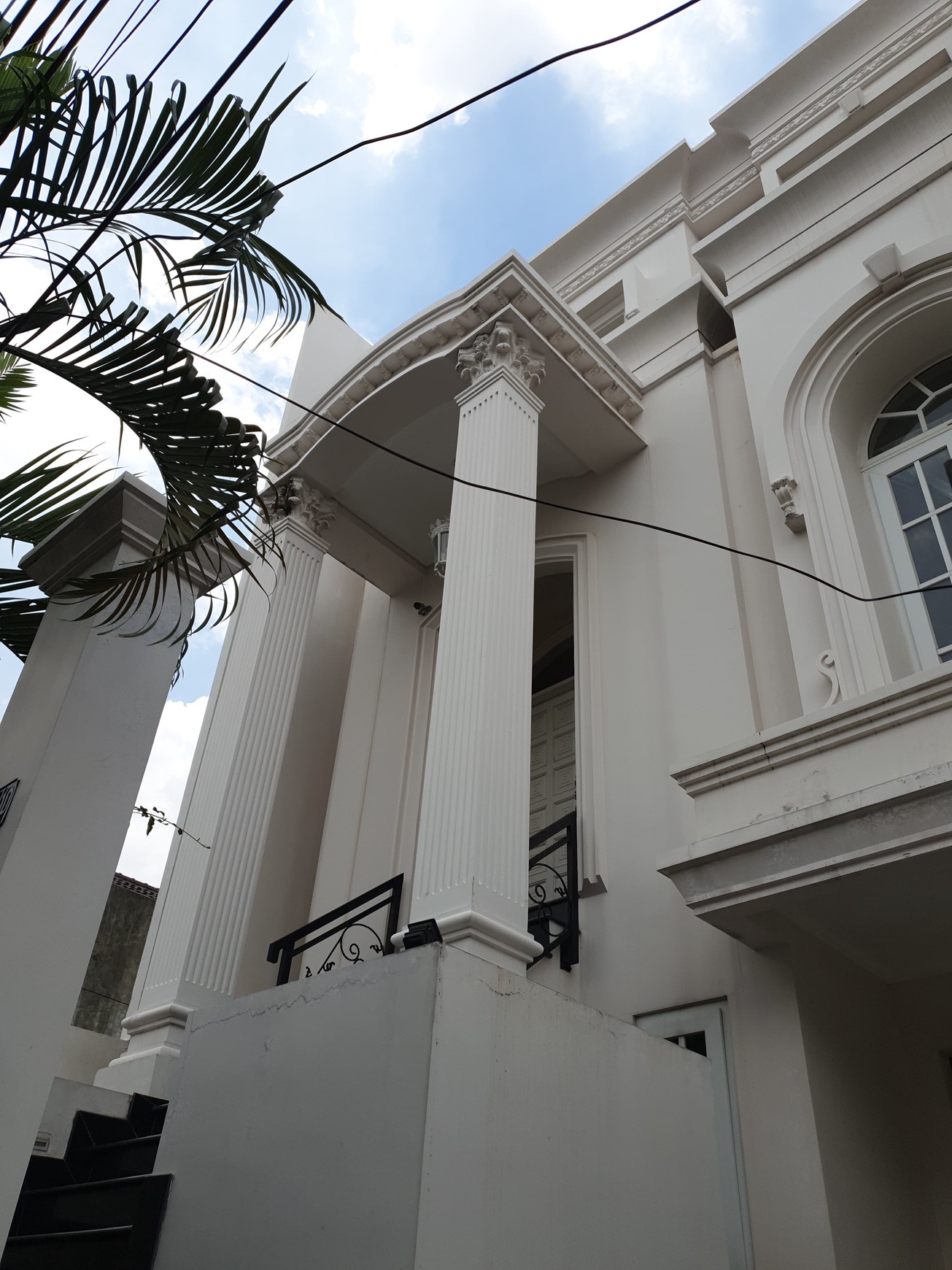 Rumah Mewah gaya  American Classic di Pondok Indah Area  Hanya 5 menit dari Pondok Indah Mall
