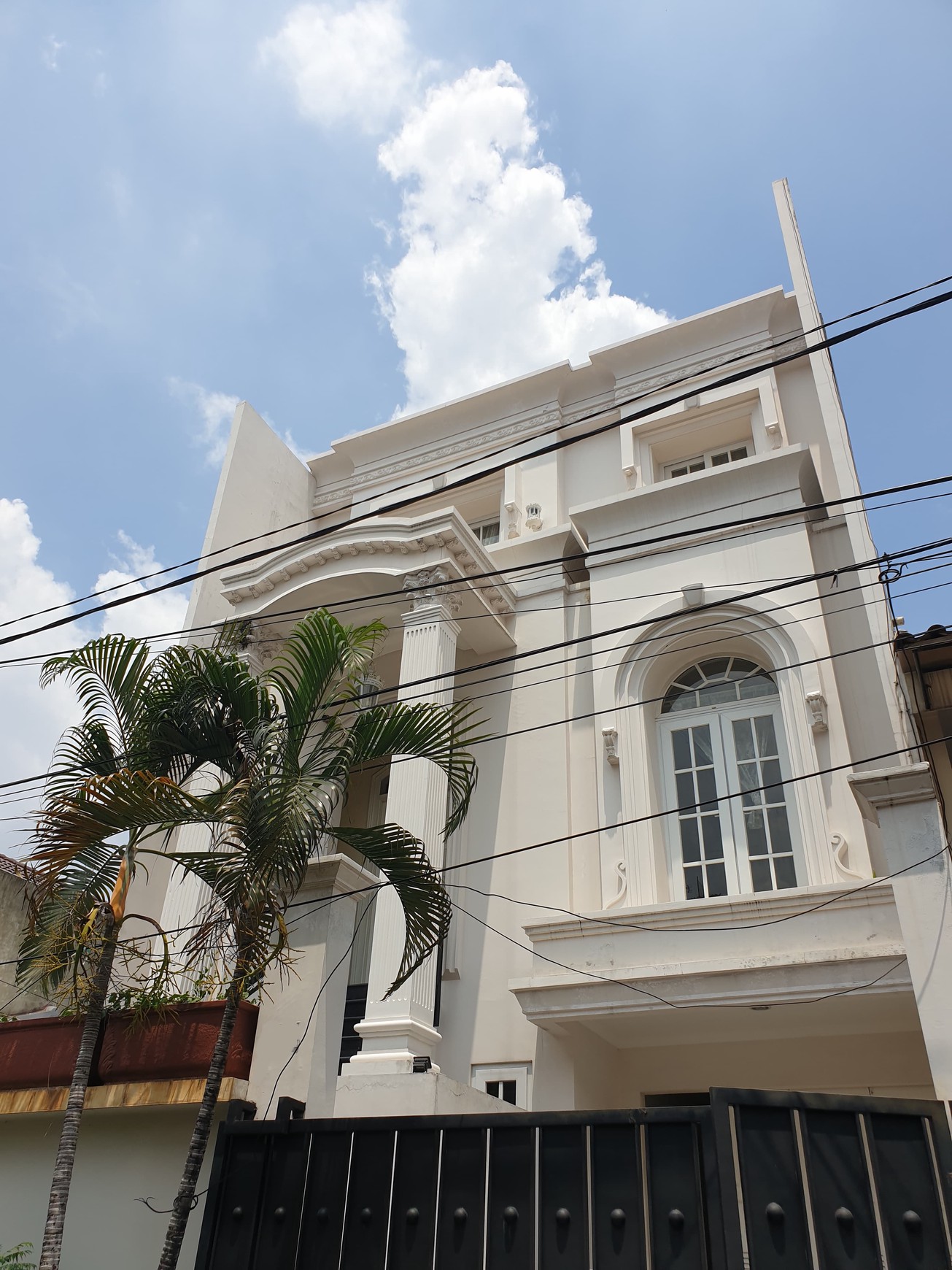 Rumah Mewah gaya  American Classic di Pondok Indah Area  Hanya 5 menit dari Pondok Indah Mall