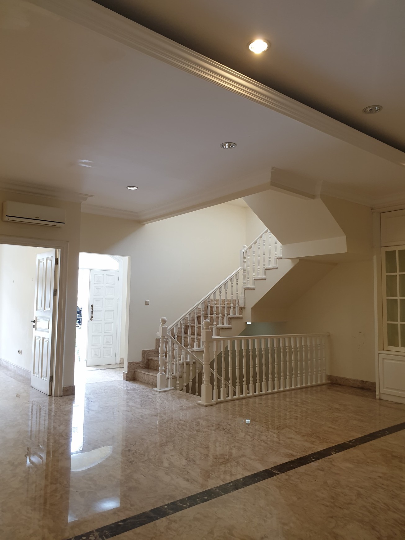 Rumah Mewah gaya  American Classic di Pondok Indah Area  Hanya 5 menit dari Pondok Indah Mall