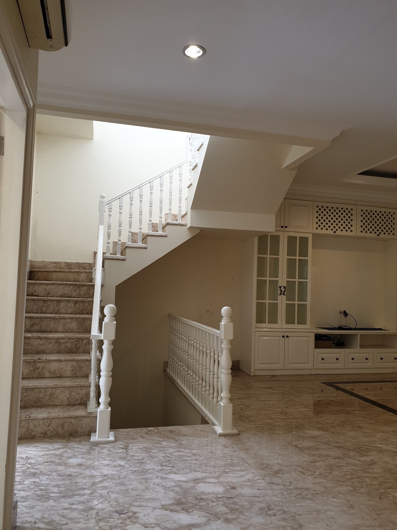 Rumah Mewah gaya  American Classic di Pondok Indah Area  Hanya 5 menit dari Pondok Indah Mall
