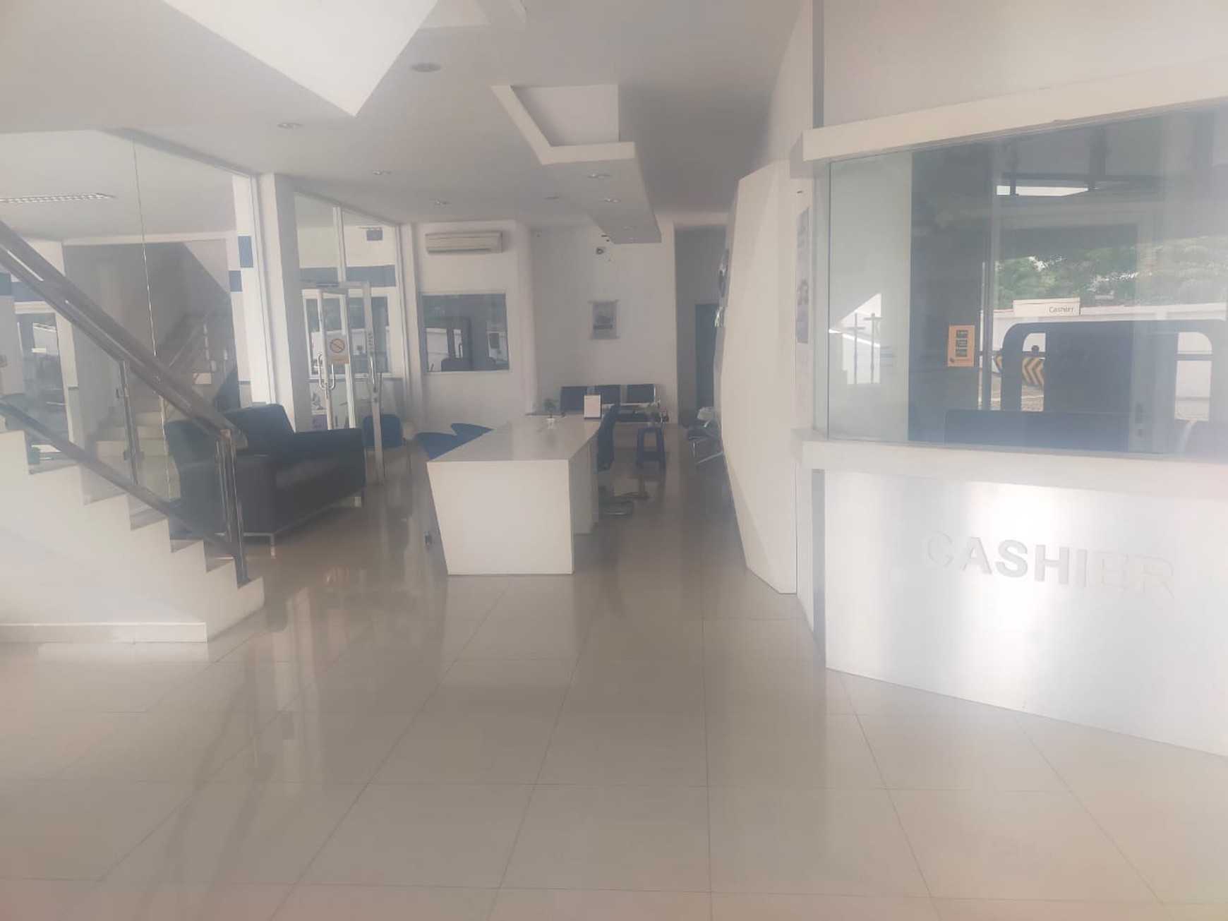Disewakan Ex Showroom Mobil Surabaya Barat Jalan Raya Menganti - Lakarsantri - Wiyung - Nol Jalan Raya - Parkiran Mobil Luas dekat Pakuwon Mall, Citraland , Wisata Bukit Mas 