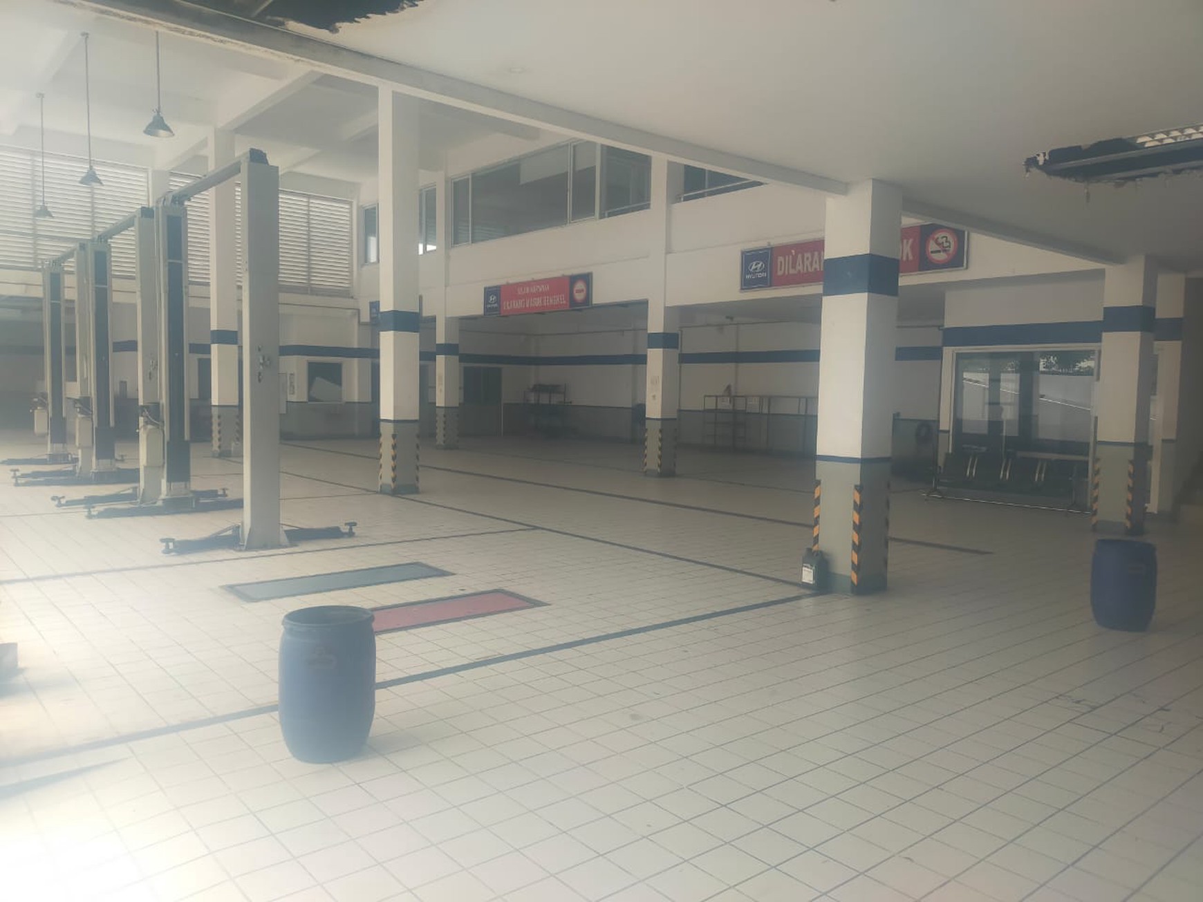 Disewakan Ex Showroom Mobil Surabaya Barat Jalan Raya Menganti - Lakarsantri - Wiyung - Nol Jalan Raya - Parkiran Mobil Luas dekat Pakuwon Mall, Citraland , Wisata Bukit Mas 