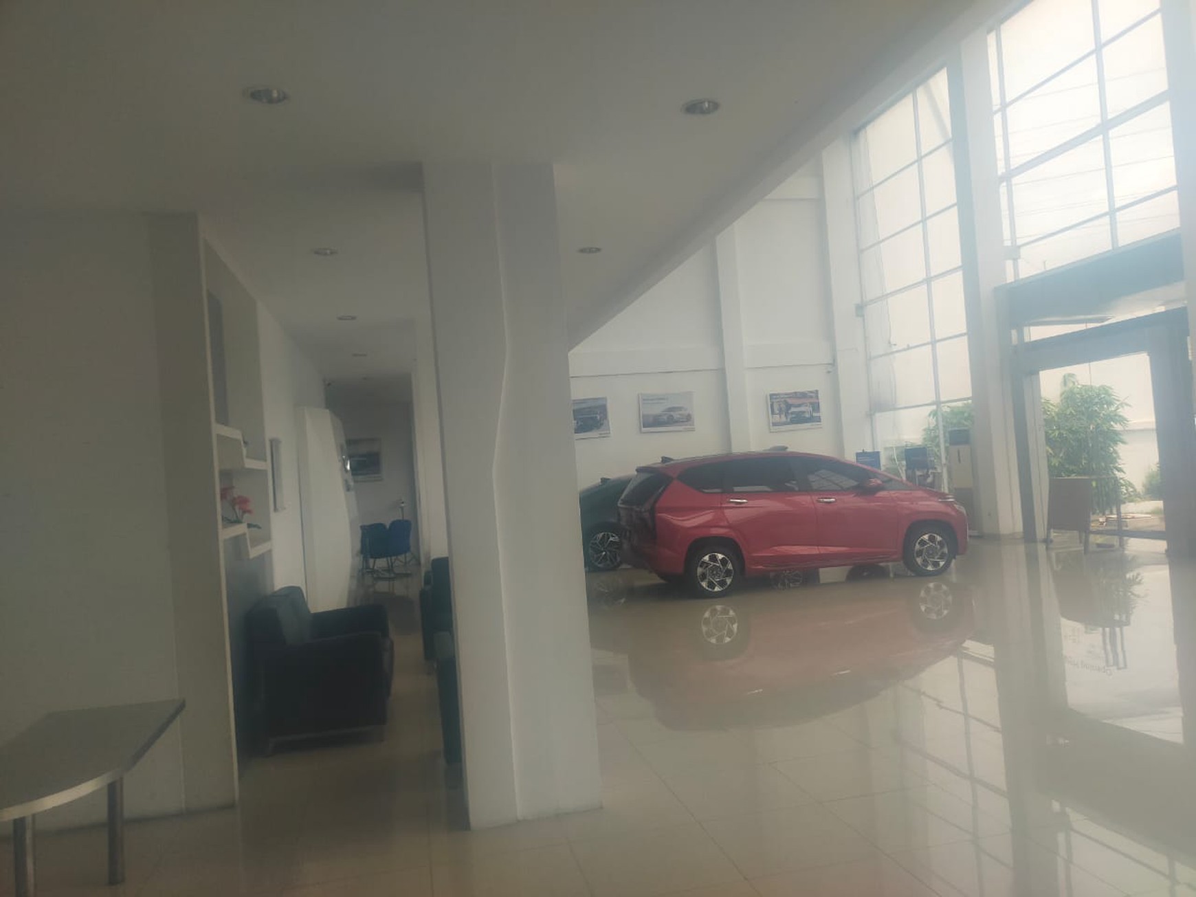 Disewakan Ex Showroom Mobil Surabaya Barat Jalan Raya Menganti - Lakarsantri - Wiyung - Nol Jalan Raya - Parkiran Mobil Luas dekat Pakuwon Mall, Citraland , Wisata Bukit Mas 