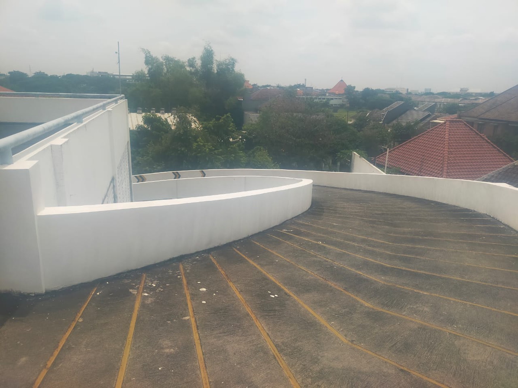 Disewakan Ex Showroom Mobil Surabaya Barat Jalan Raya Menganti - Lakarsantri - Wiyung - Nol Jalan Raya - Parkiran Mobil Luas dekat Pakuwon Mall, Citraland , Wisata Bukit Mas 