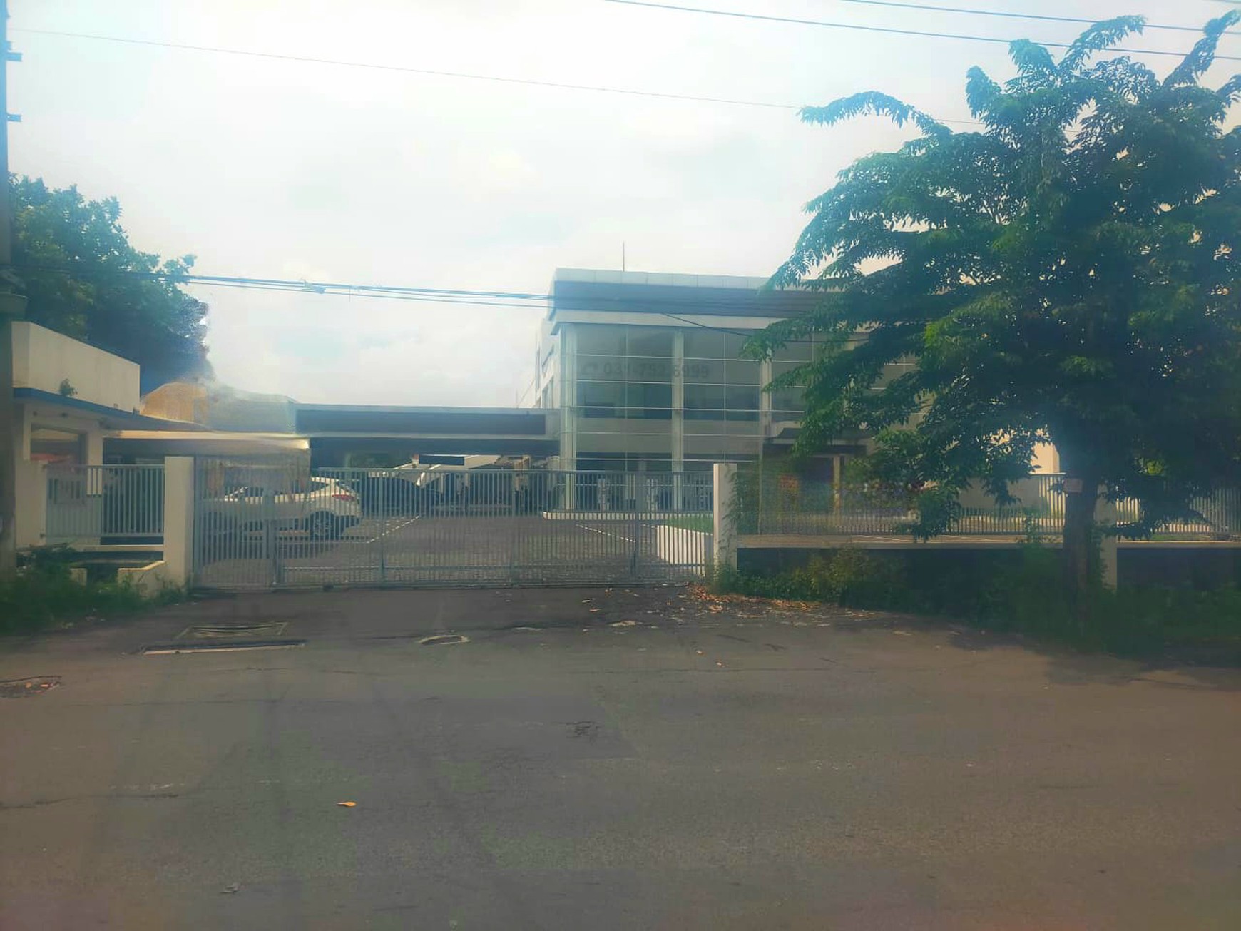 Disewakan Ex Showroom Mobil Surabaya Barat Jalan Raya Menganti - Lakarsantri - Wiyung - Nol Jalan Raya - Parkiran Mobil Luas dekat Pakuwon Mall, Citraland , Wisata Bukit Mas 