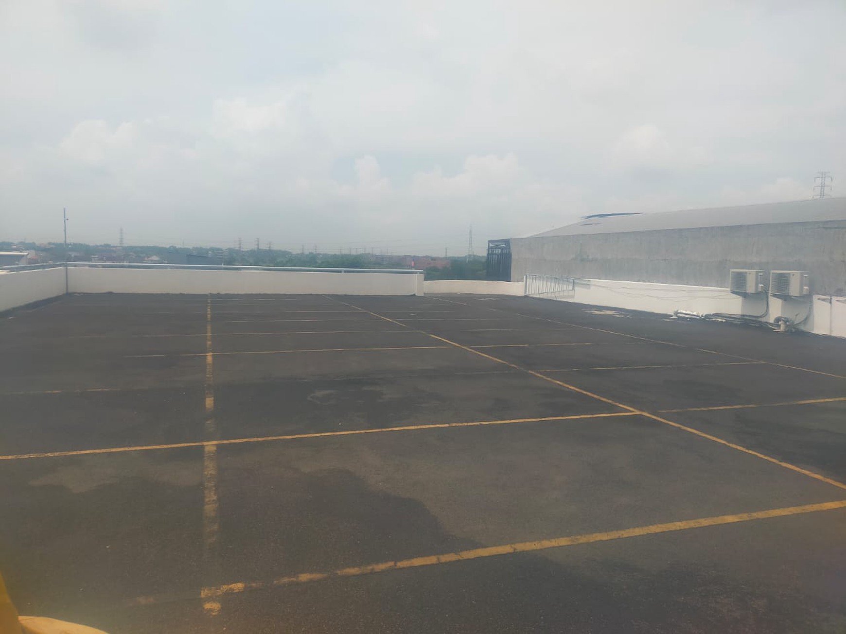 Disewakan Ex Showroom Mobil Surabaya Barat Jalan Raya Menganti - Lakarsantri - Wiyung - Nol Jalan Raya - Parkiran Mobil Luas dekat Pakuwon Mall, Citraland , Wisata Bukit Mas 