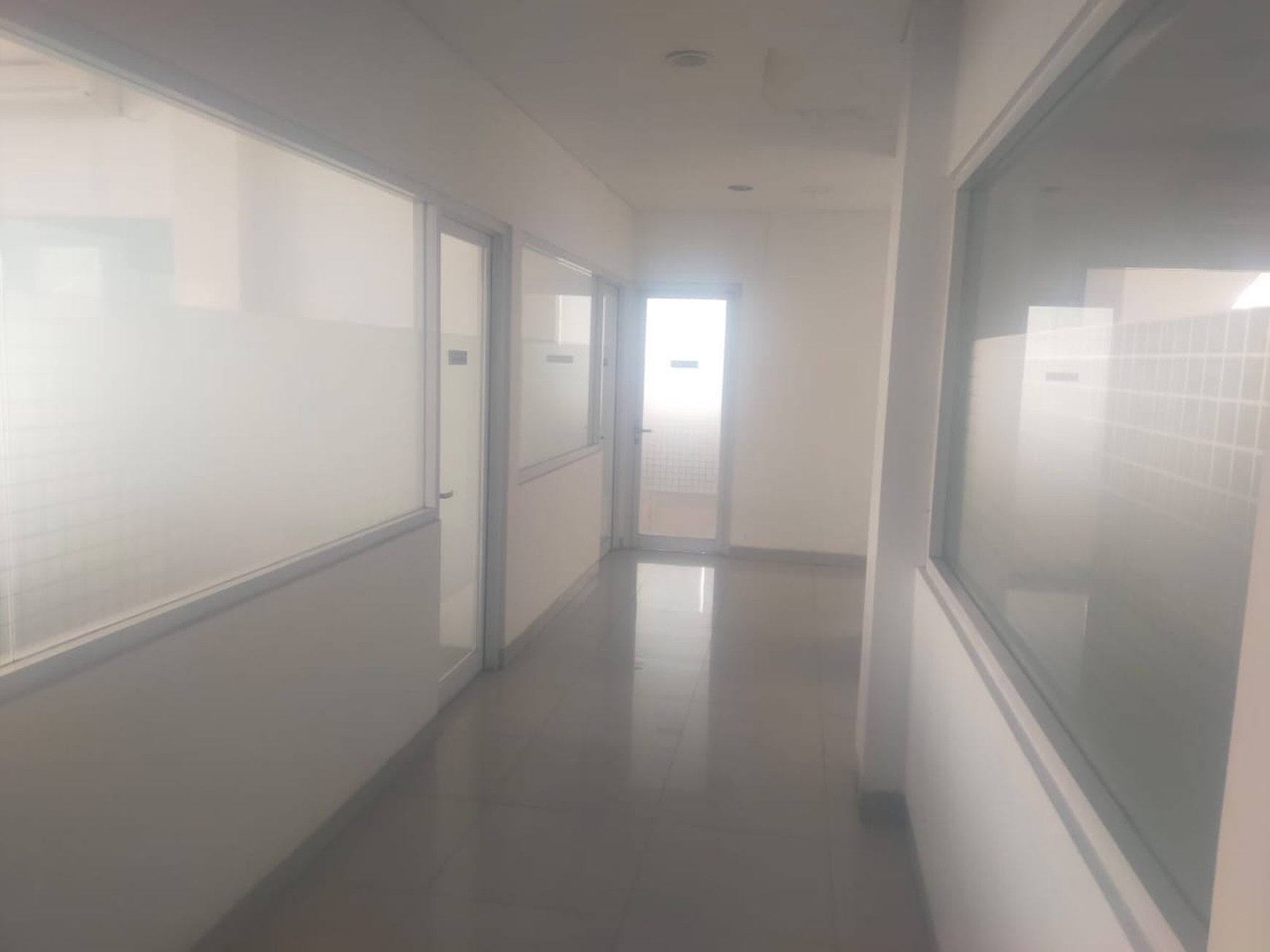 Disewakan Ex Showroom Mobil Surabaya Barat Jalan Raya Menganti - Lakarsantri - Wiyung - Nol Jalan Raya - Parkiran Mobil Luas dekat Pakuwon Mall, Citraland , Wisata Bukit Mas 