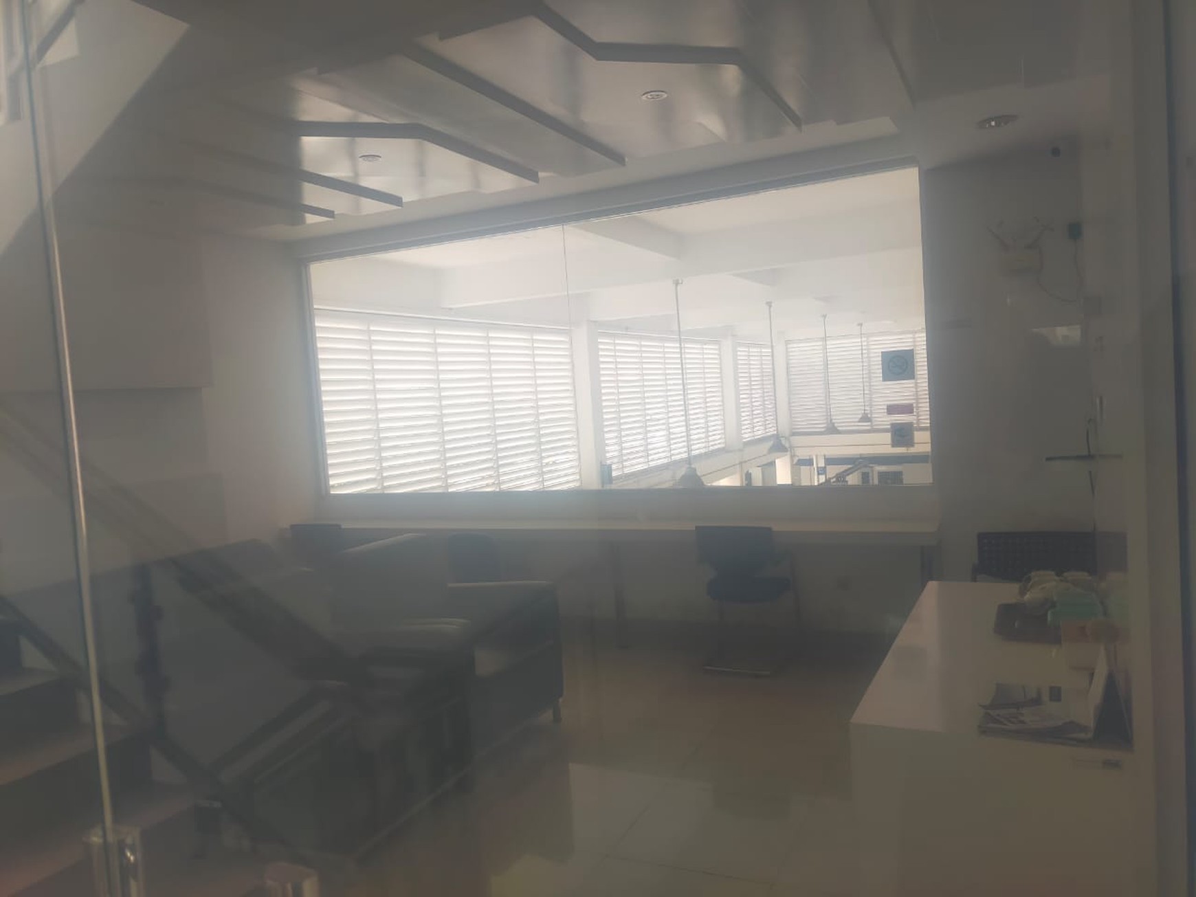 Disewakan Ex Showroom Mobil Surabaya Barat Jalan Raya Menganti - Lakarsantri - Wiyung - Nol Jalan Raya - Parkiran Mobil Luas dekat Pakuwon Mall, Citraland , Wisata Bukit Mas 