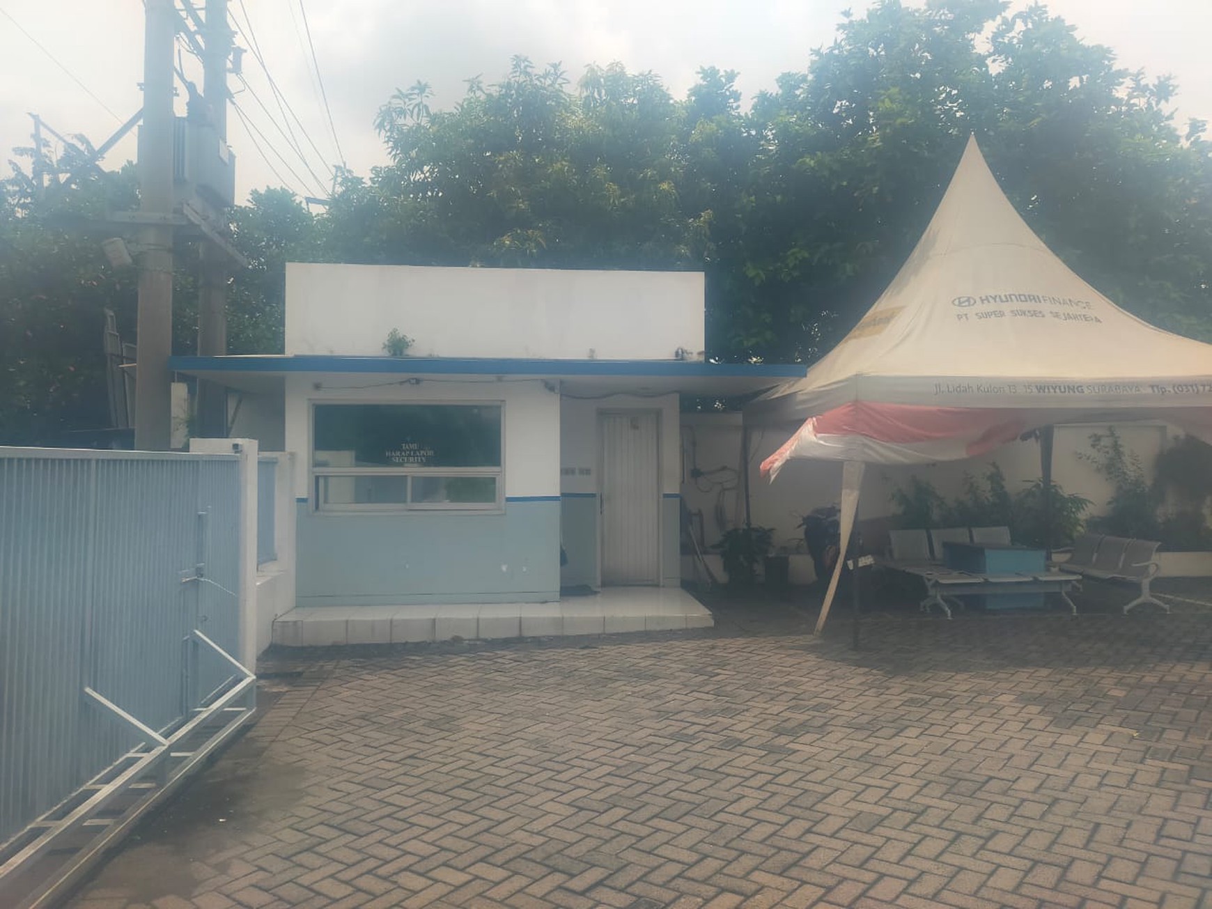 Disewakan Ex Showroom Mobil Surabaya Barat Jalan Raya Menganti - Lakarsantri - Wiyung - Nol Jalan Raya - Parkiran Mobil Luas dekat Pakuwon Mall, Citraland , Wisata Bukit Mas 