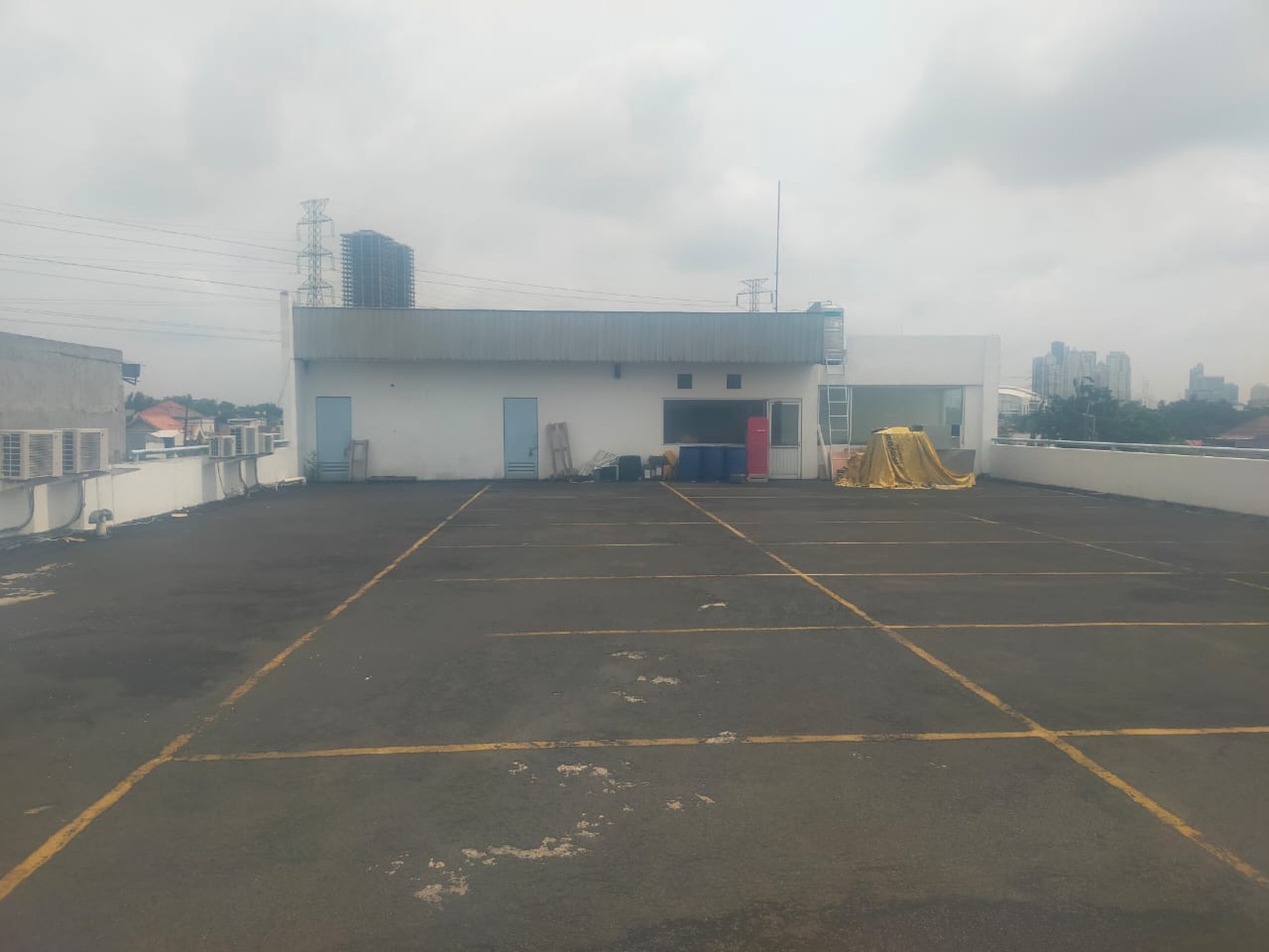 Disewakan Ex Showroom Mobil Surabaya Barat Jalan Raya Menganti - Lakarsantri - Wiyung - Nol Jalan Raya - Parkiran Mobil Luas dekat Pakuwon Mall, Citraland , Wisata Bukit Mas 