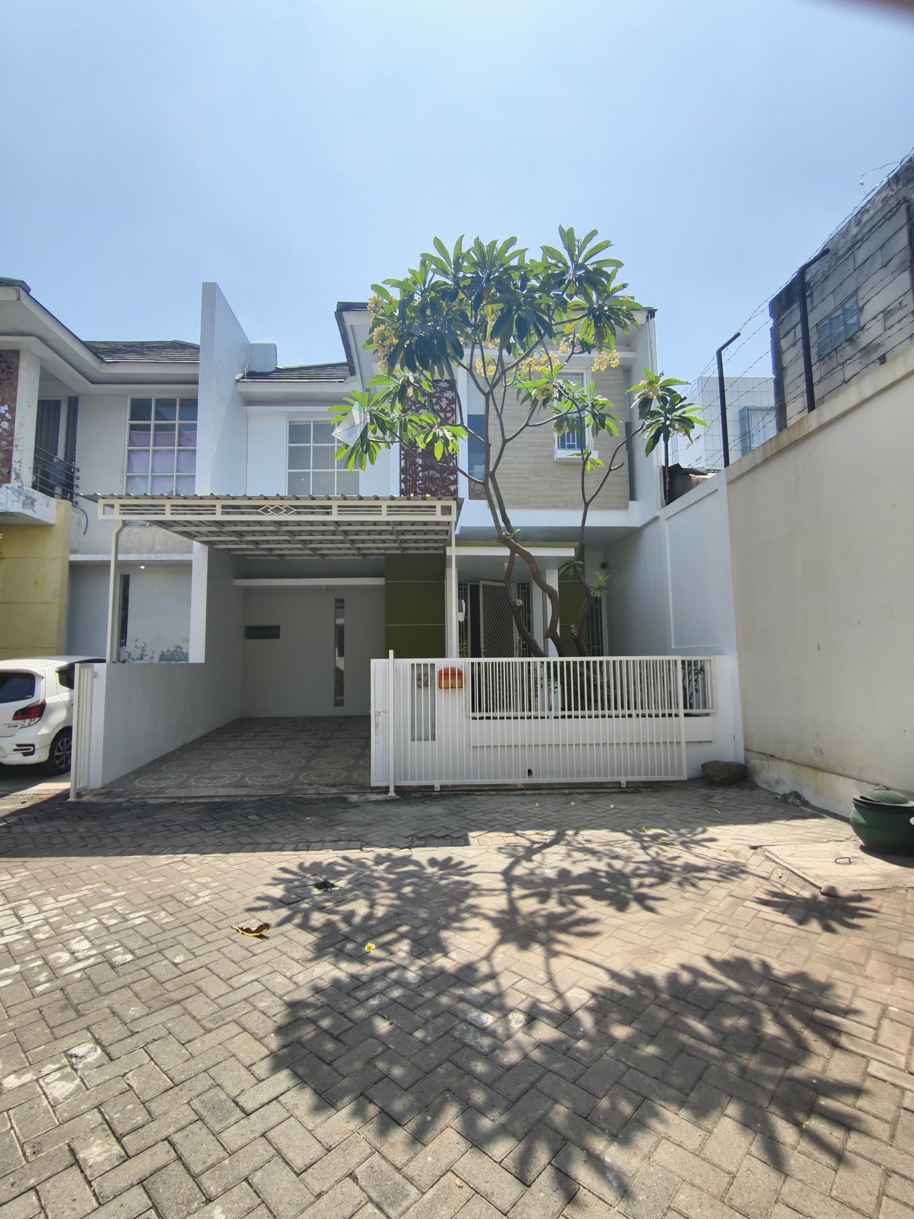 Rumah Keluarga Surabaya Timur: Hadap Selatan, SHM, Bonus AC