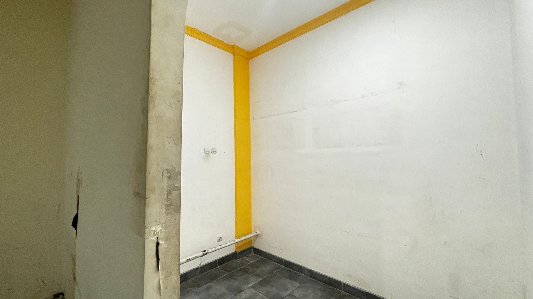 Ruang Usaha Satu Lantai Dalam Ruko, Dengan Fasilitas Lift Di Kawasan Komersial, Di Jl.Tebet Raya, Tebet