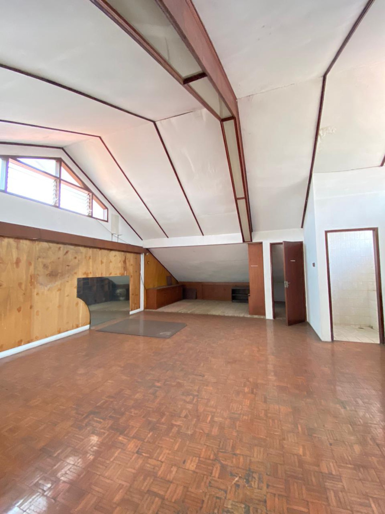 Rumah Luas 432m&#xb2; di Cinere 1,5 Lantai Lokasi Strategis Dekat Akses Tol & Mall