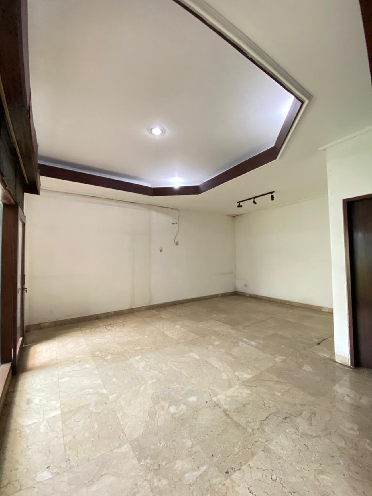 Rumah Luas 432m&#xb2; di Cinere 1,5 Lantai Lokasi Strategis Dekat Akses Tol & Mall