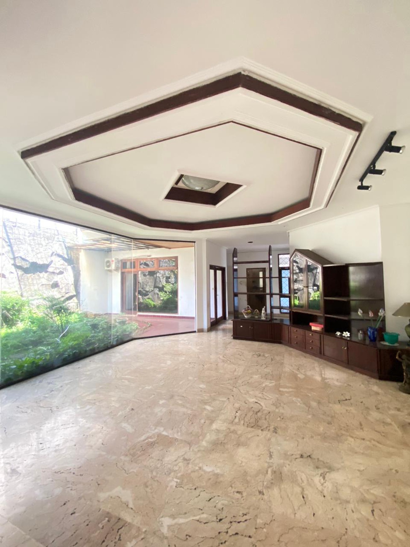 Rumah Luas 432m&#xb2; di Cinere 1,5 Lantai Lokasi Strategis Dekat Akses Tol & Mall