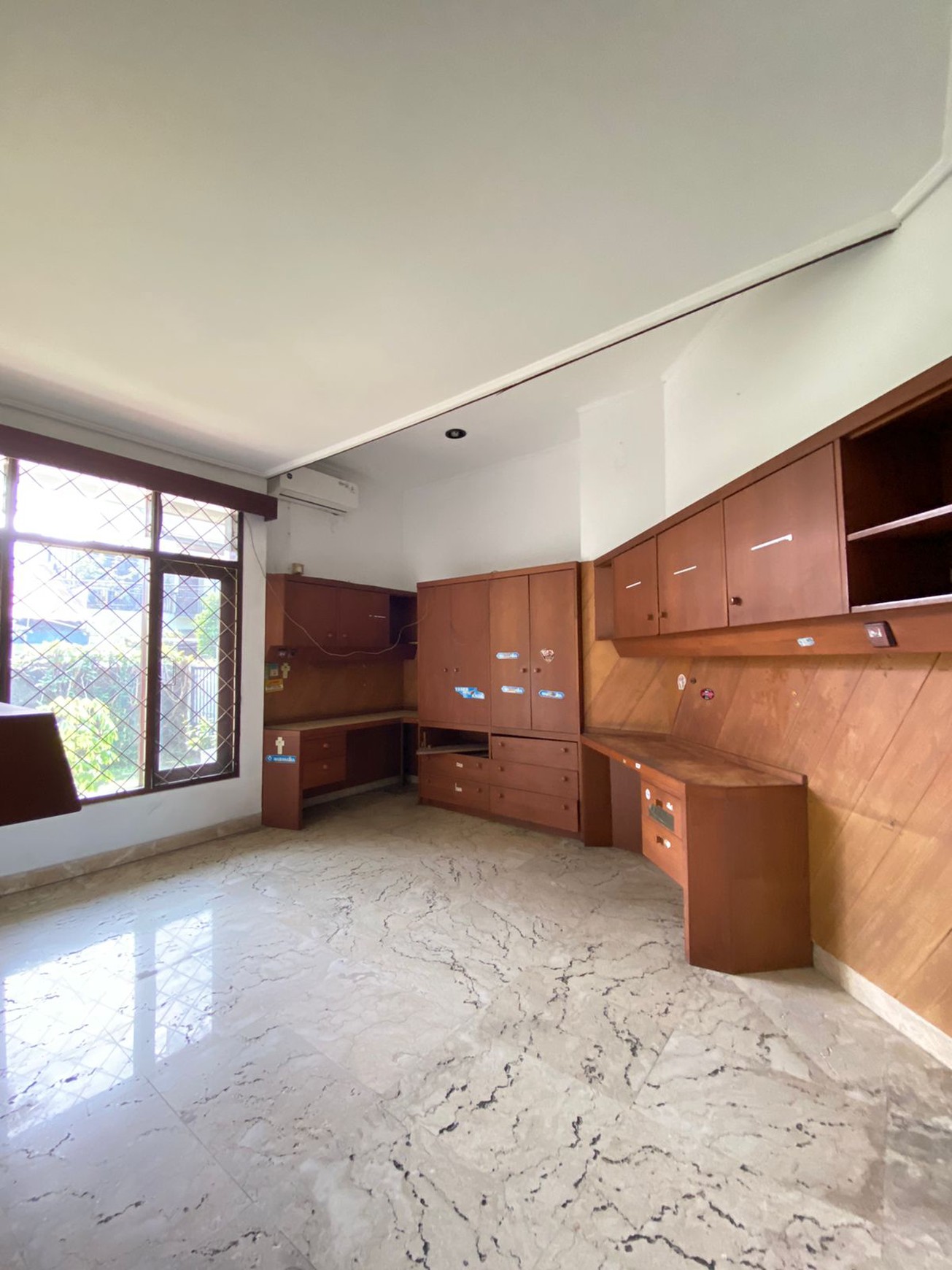 Rumah Luas 432m&#xb2; di Cinere 1,5 Lantai Lokasi Strategis Dekat Akses Tol & Mall