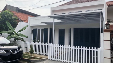 Rumah bagus, 2 Lantai , dengan Kolam renang Pribadi,siap huni di Bintaro Sektor 1.