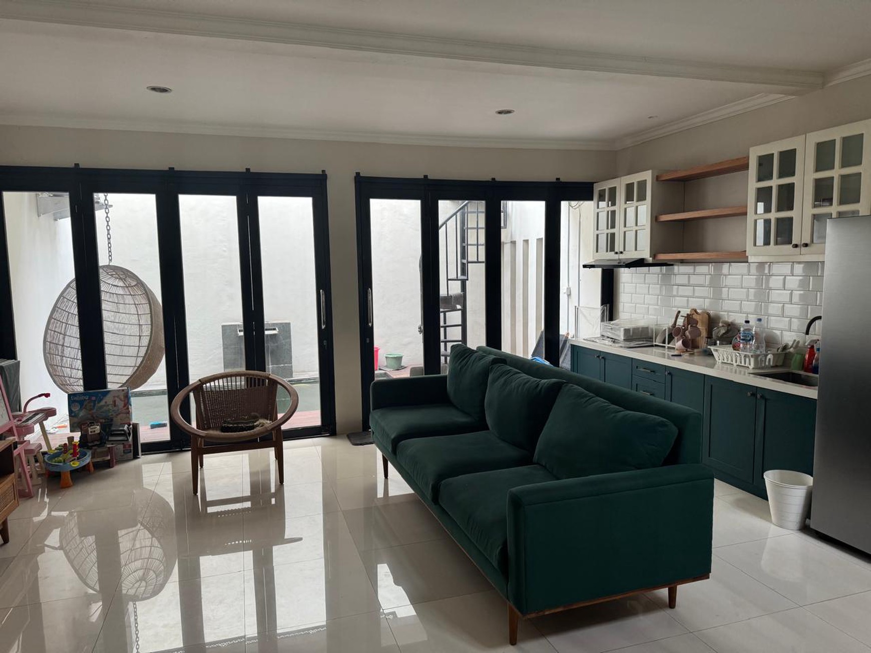 Rumah bagus, 2 Lantai , dengan Kolam renang Pribadi,siap huni di Bintaro Sektor 1.