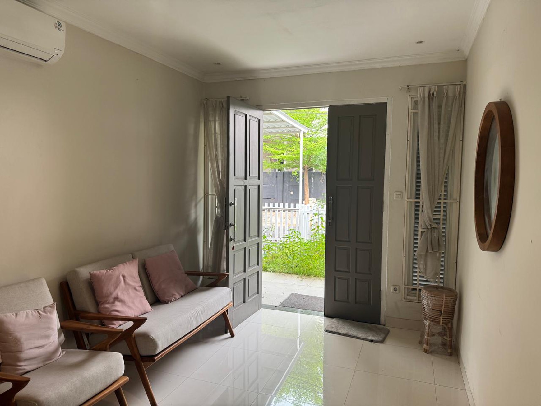 Rumah bagus, 2 Lantai , dengan Kolam renang Pribadi,siap huni di Bintaro Sektor 1.