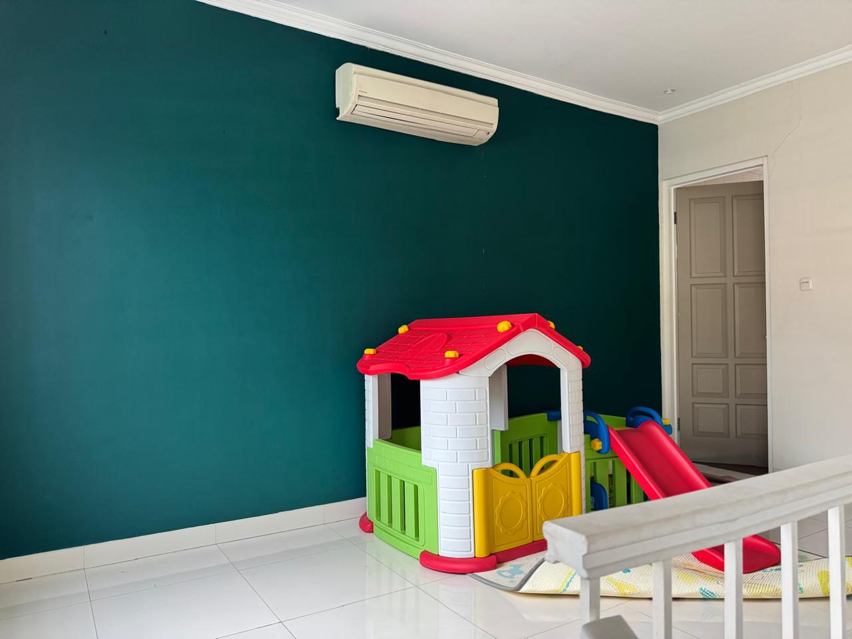 Rumah bagus, 2 Lantai , dengan Kolam renang Pribadi,siap huni di Bintaro Sektor 1.