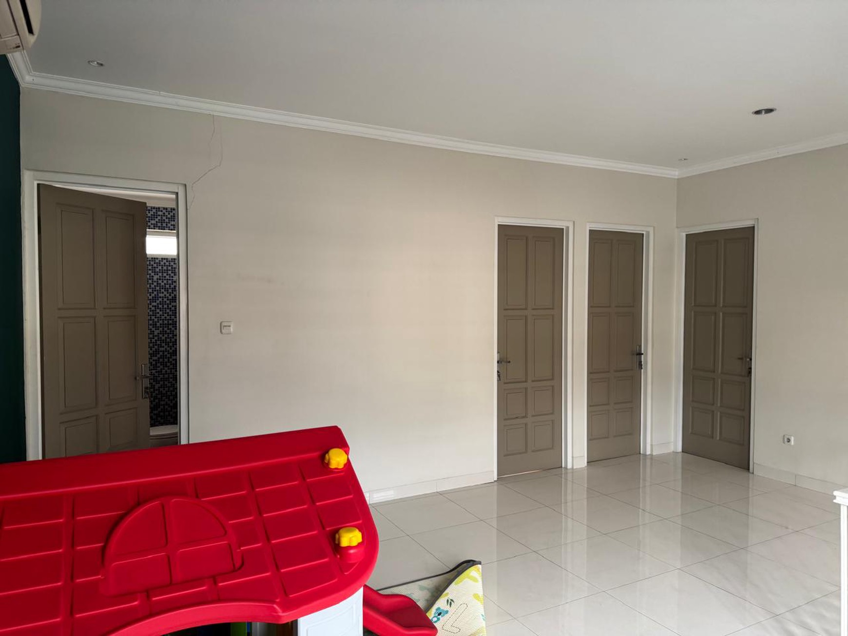 Rumah bagus, 2 Lantai , dengan Kolam renang Pribadi,siap huni di Bintaro Sektor 1.