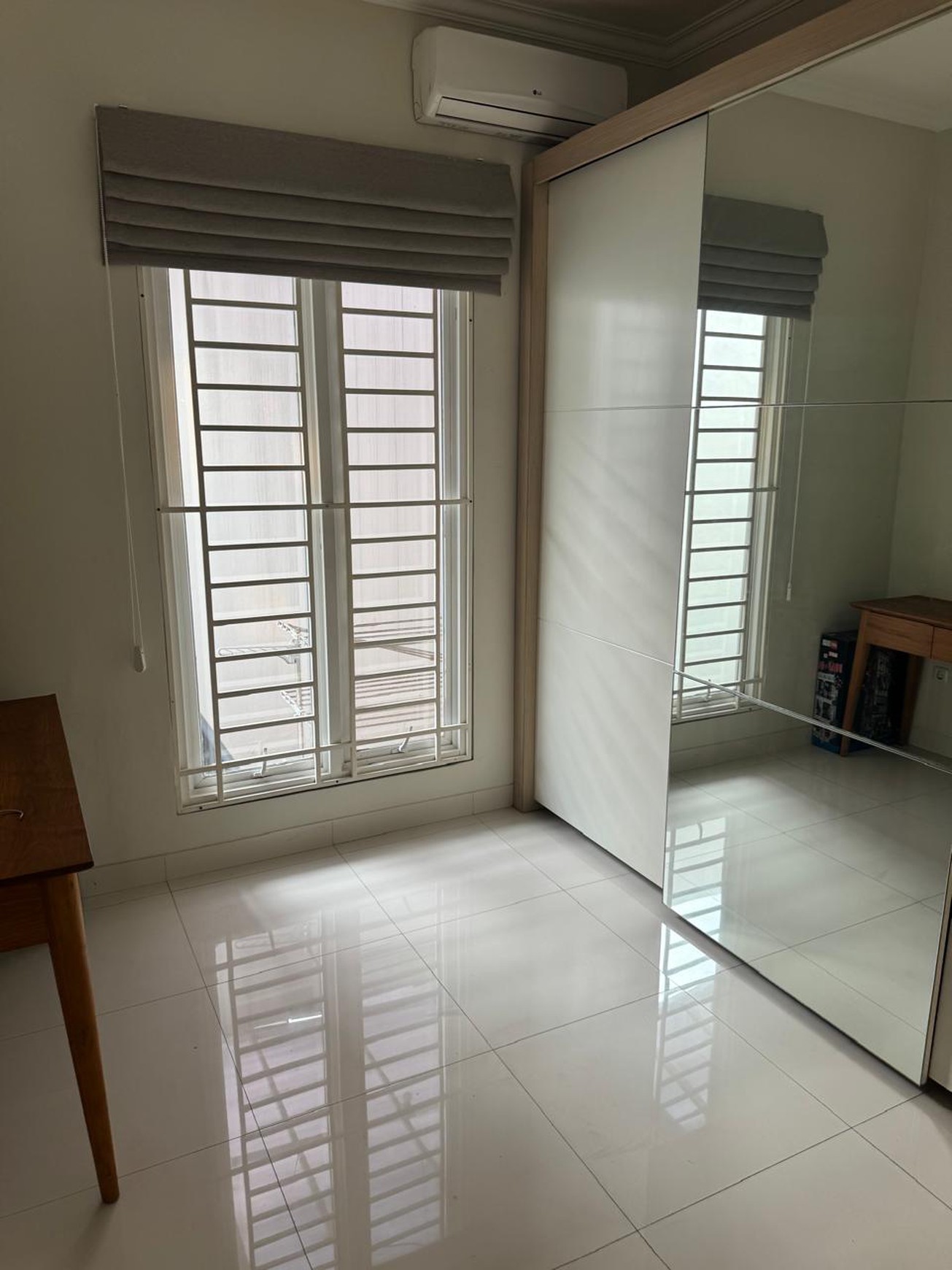 Rumah bagus, 2 Lantai , dengan Kolam renang Pribadi,siap huni di Bintaro Sektor 1.