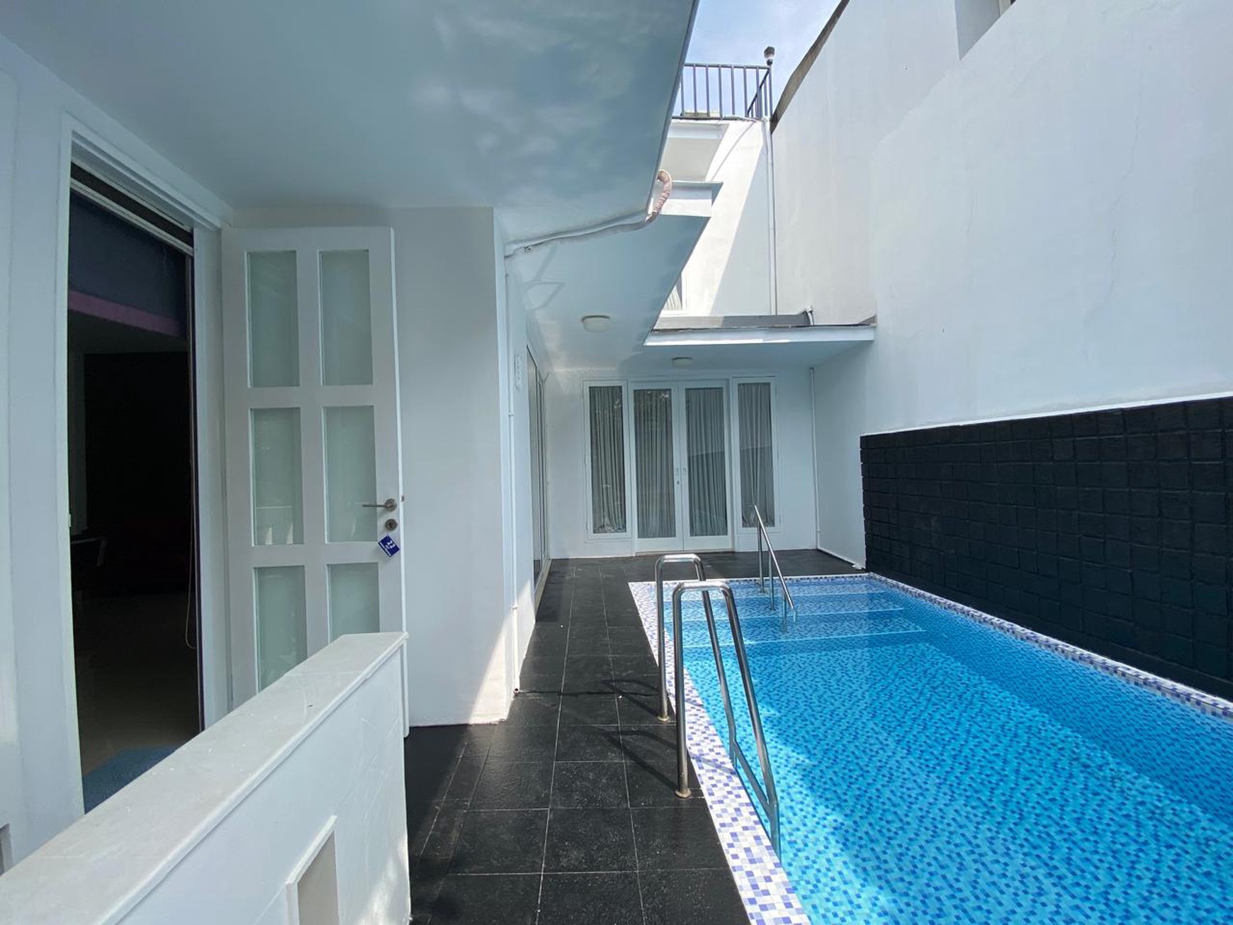 Rumah Mewah 3 Lantai dengan Nuansa Resort Bali at The Riverville Lebak Bulus.