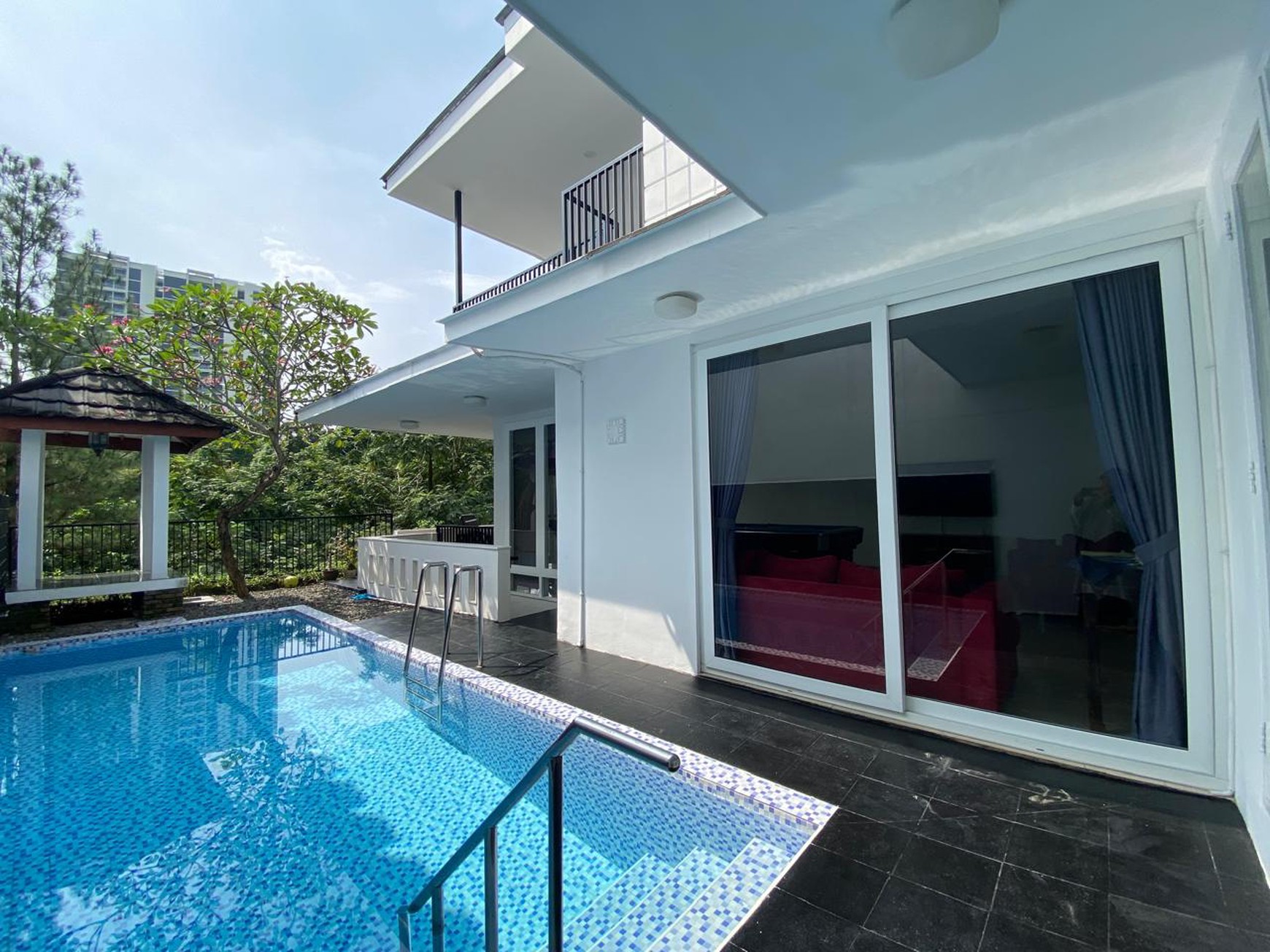 Rumah Mewah 3 Lantai dengan Nuansa Resort Bali at The Riverville Lebak Bulus.