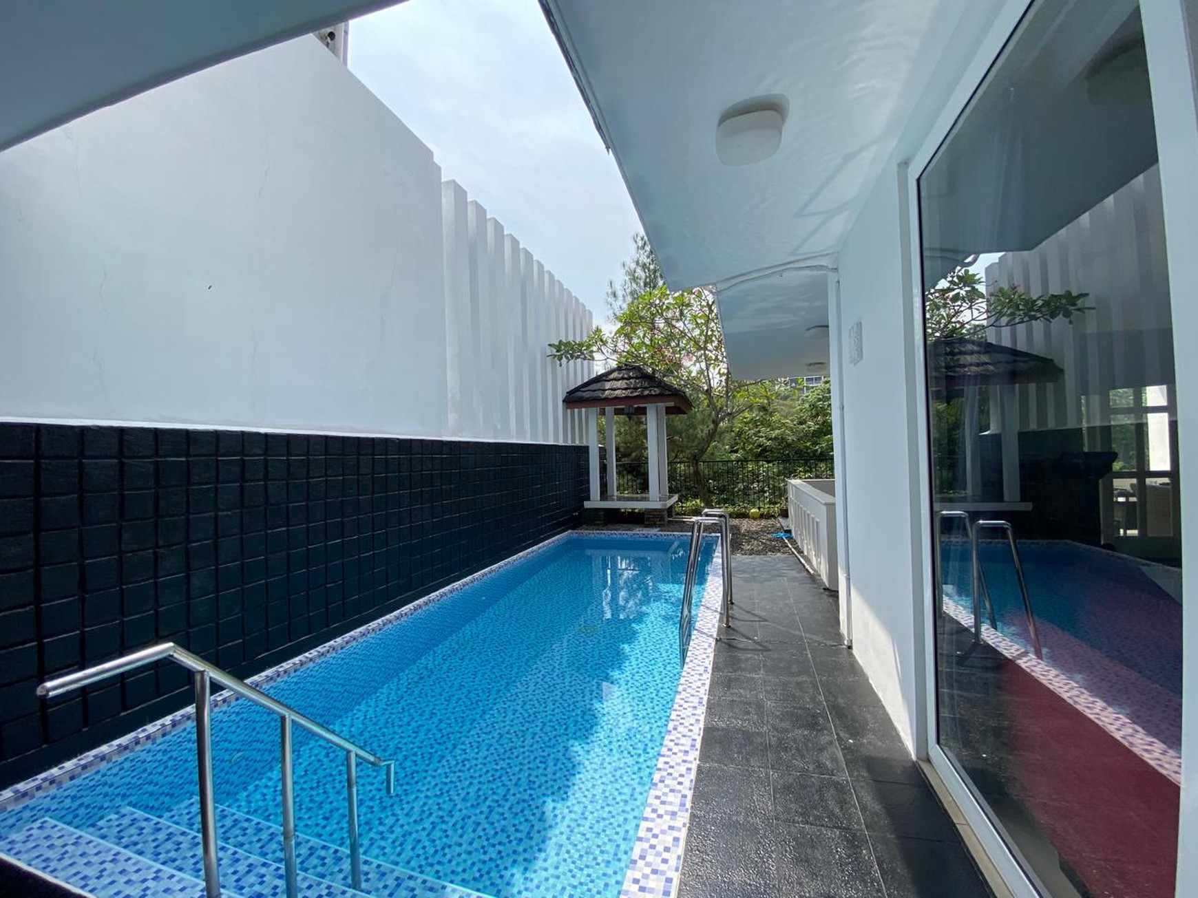 Rumah Mewah 3 Lantai dengan Nuansa Resort Bali at The Riverville Lebak Bulus.