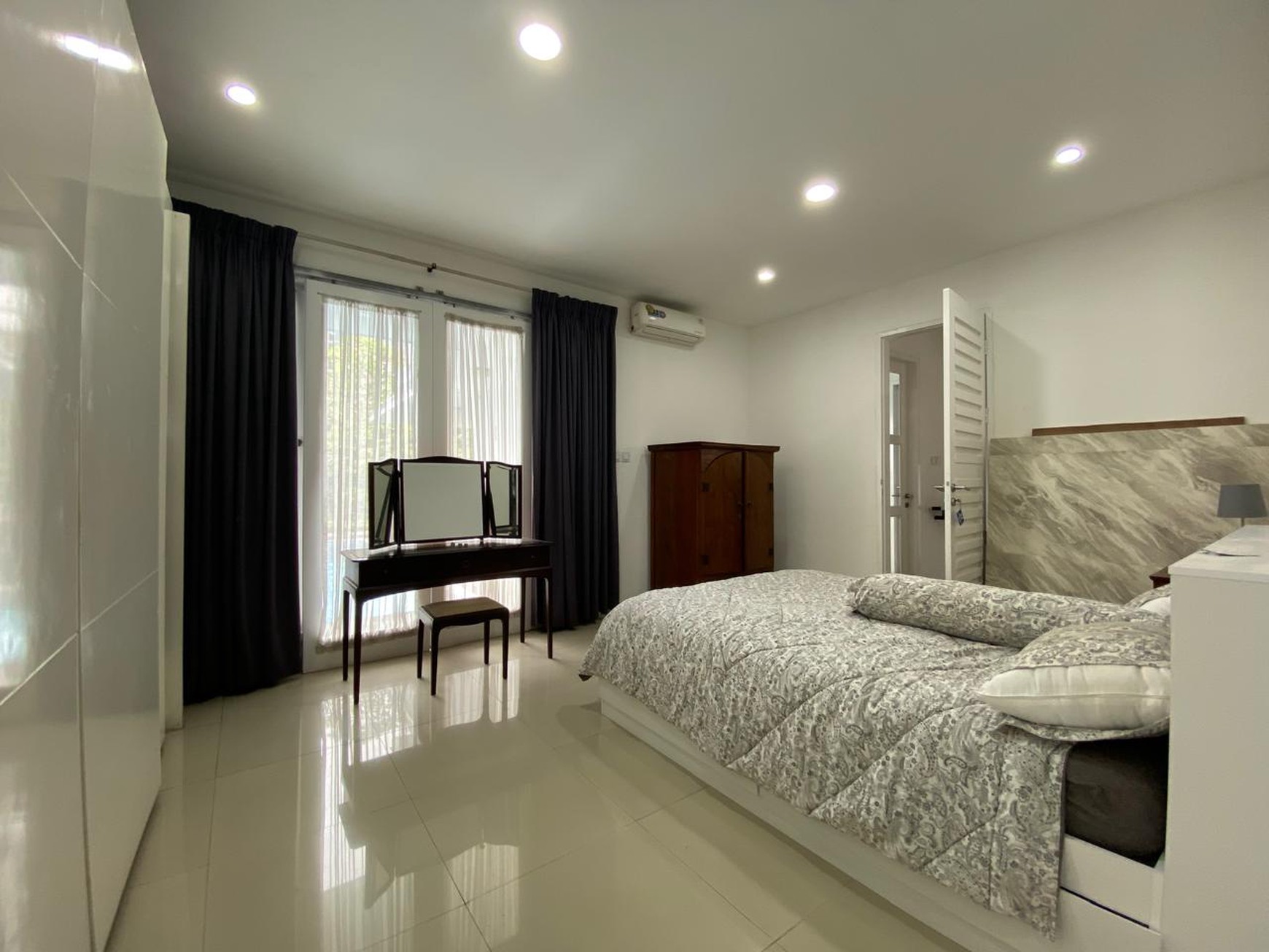 Rumah Mewah 3 Lantai dengan Nuansa Resort Bali at The Riverville Lebak Bulus.