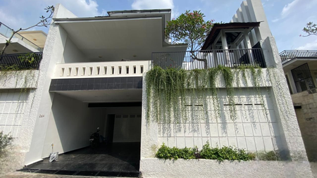 Rumah Mewah 3 Lantai dengan Nuansa Resort Bali at The Riverville Lebak Bulus.