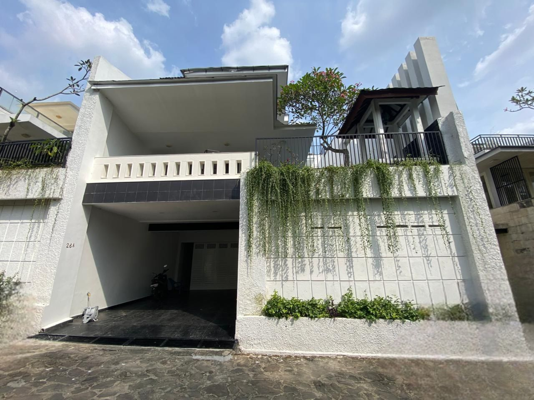 Rumah Mewah 3 Lantai dengan Nuansa Resort Bali at The Riverville Lebak Bulus.