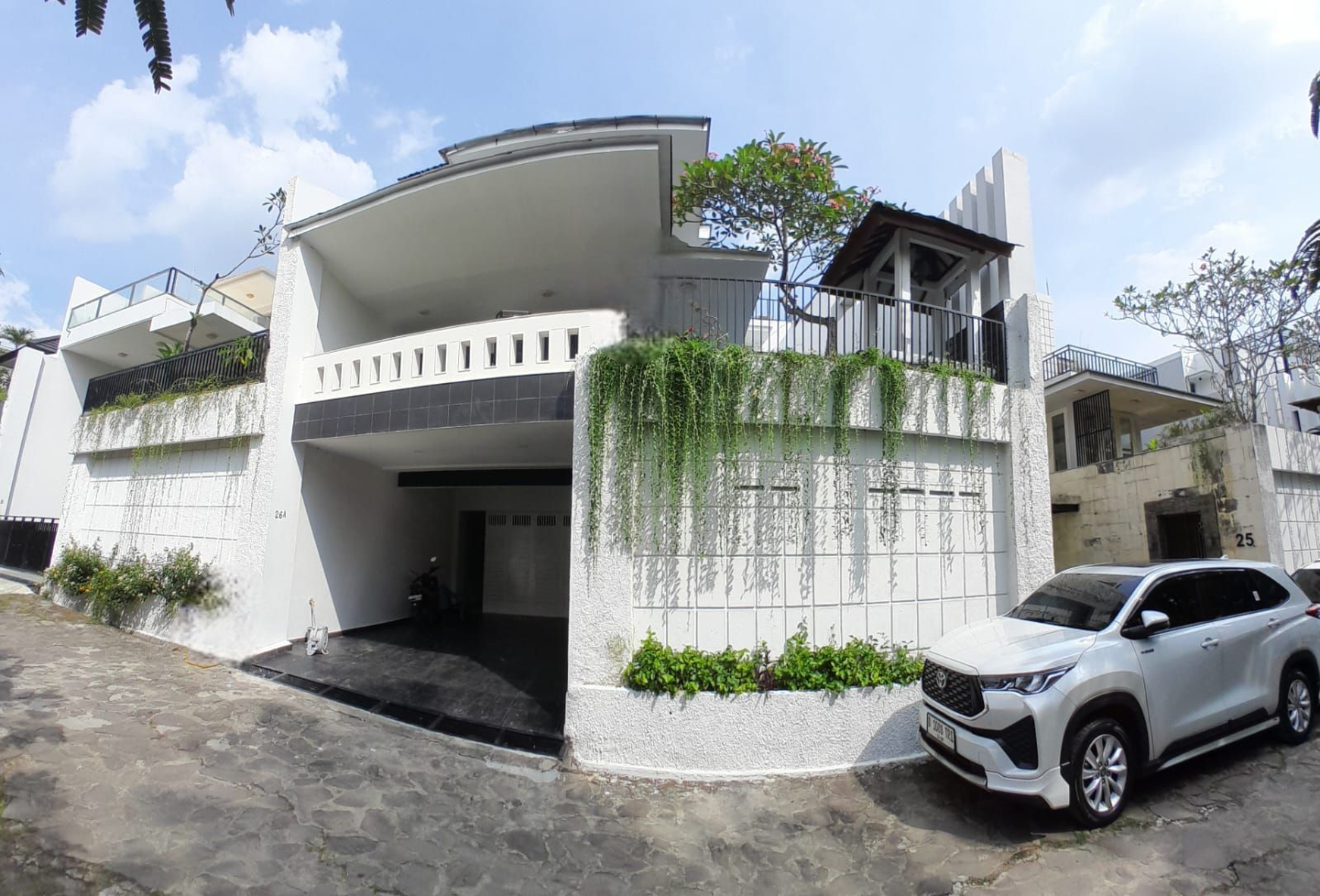 Rumah Mewah 3 Lantai dengan Nuansa Resort Bali at The Riverville Lebak Bulus.