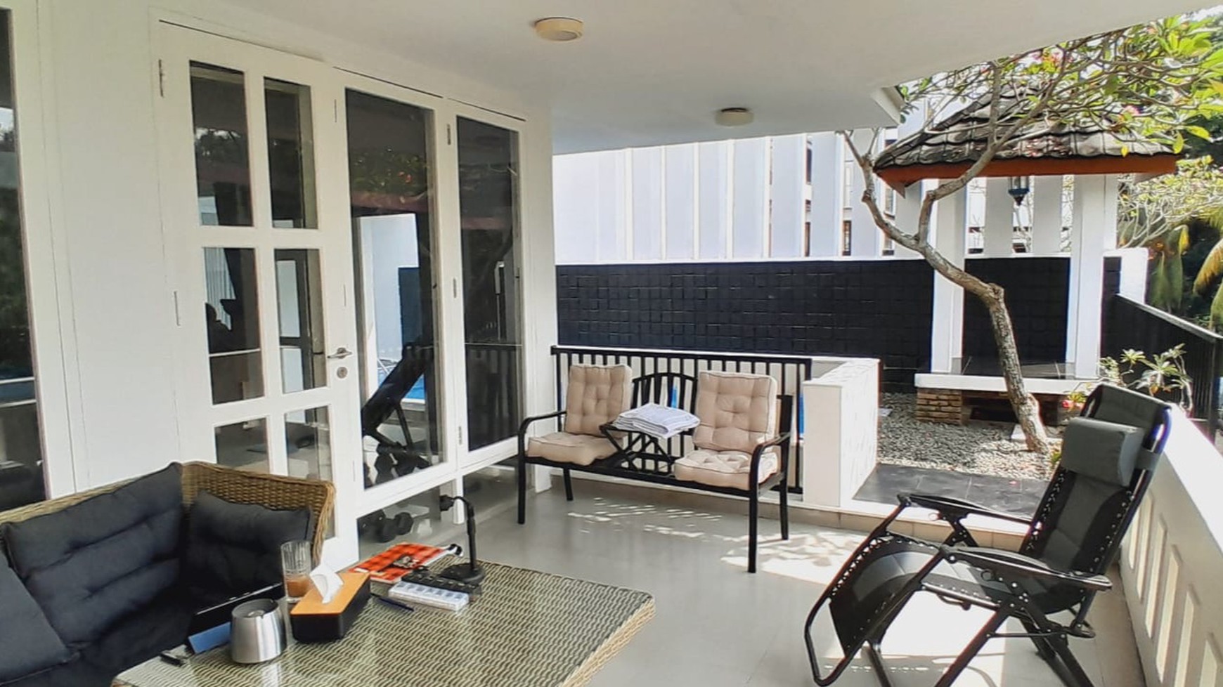 Rumah Mewah 3 Lantai dengan Nuansa Resort Bali at The Riverville Lebak Bulus.
