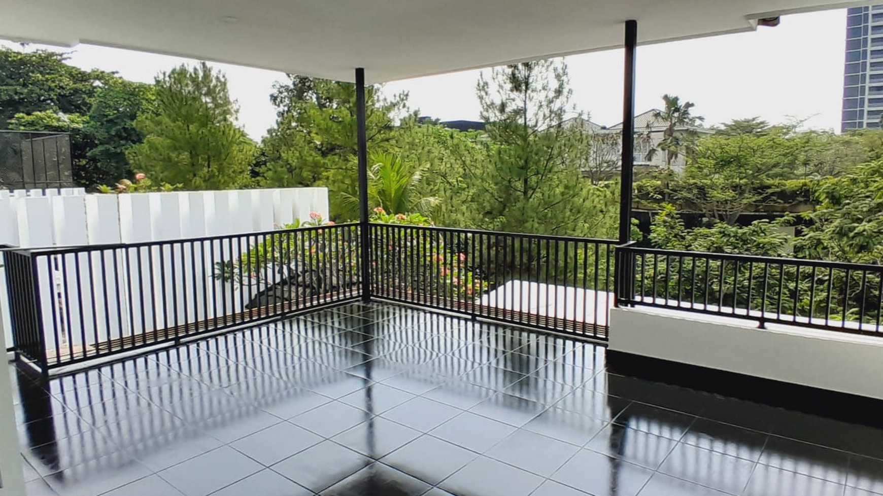 Rumah Mewah 3 Lantai dengan Nuansa Resort Bali at The Riverville Lebak Bulus.