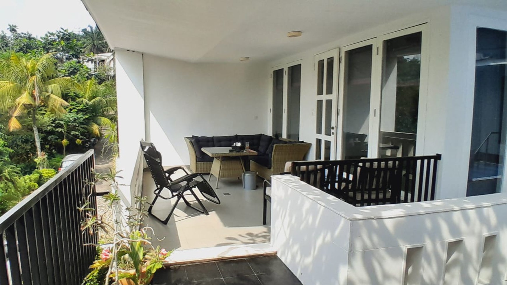 Rumah Mewah 3 Lantai dengan Nuansa Resort Bali at The Riverville Lebak Bulus.