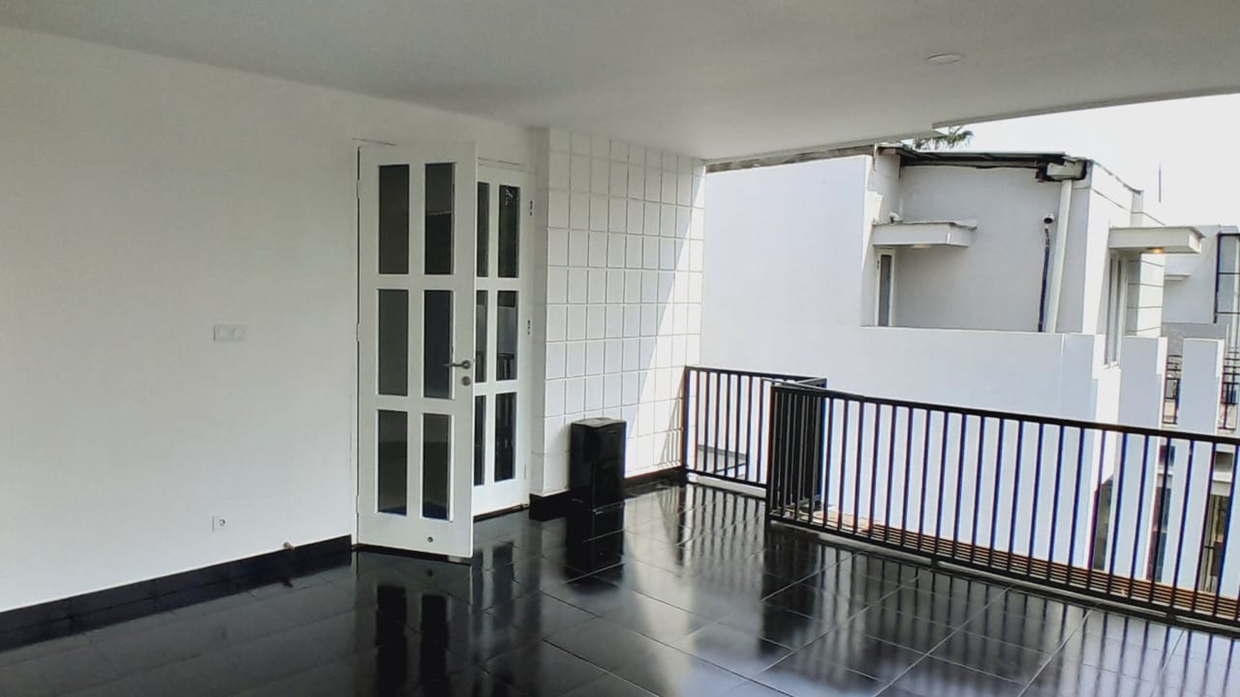 Rumah Mewah 3 Lantai dengan Nuansa Resort Bali at The Riverville Lebak Bulus.