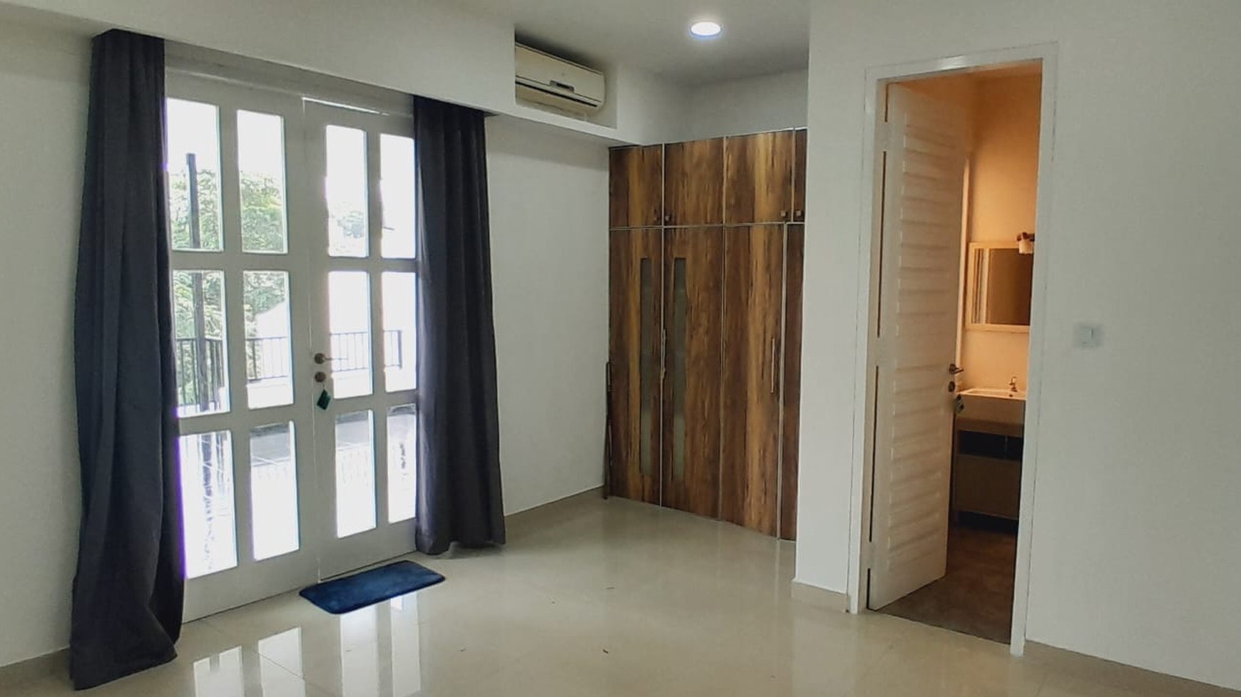 Rumah Mewah 3 Lantai dengan Nuansa Resort Bali at The Riverville Lebak Bulus.